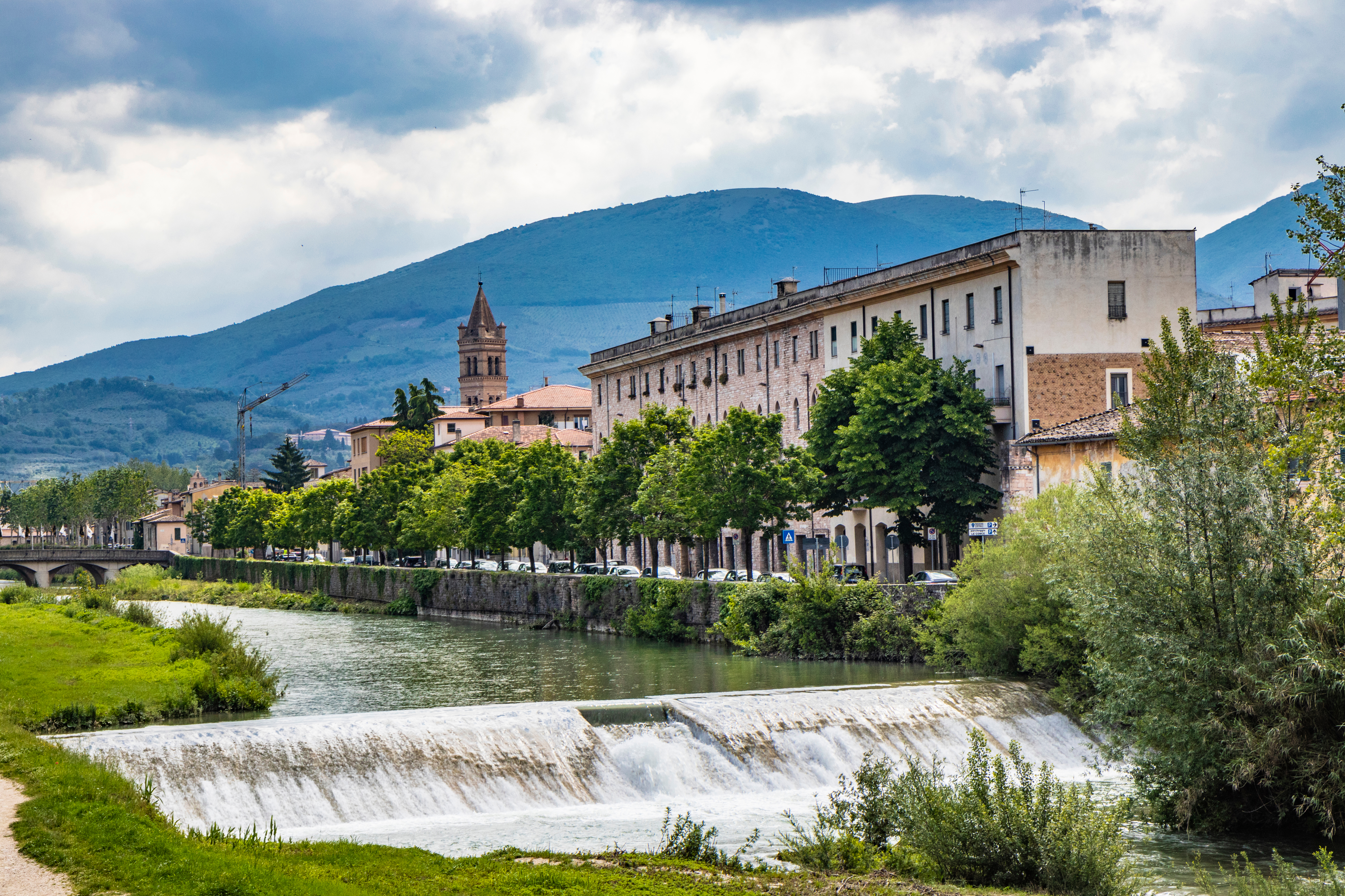 Foligno by med klokkettaarn og flod i det smukke Umbria Italien