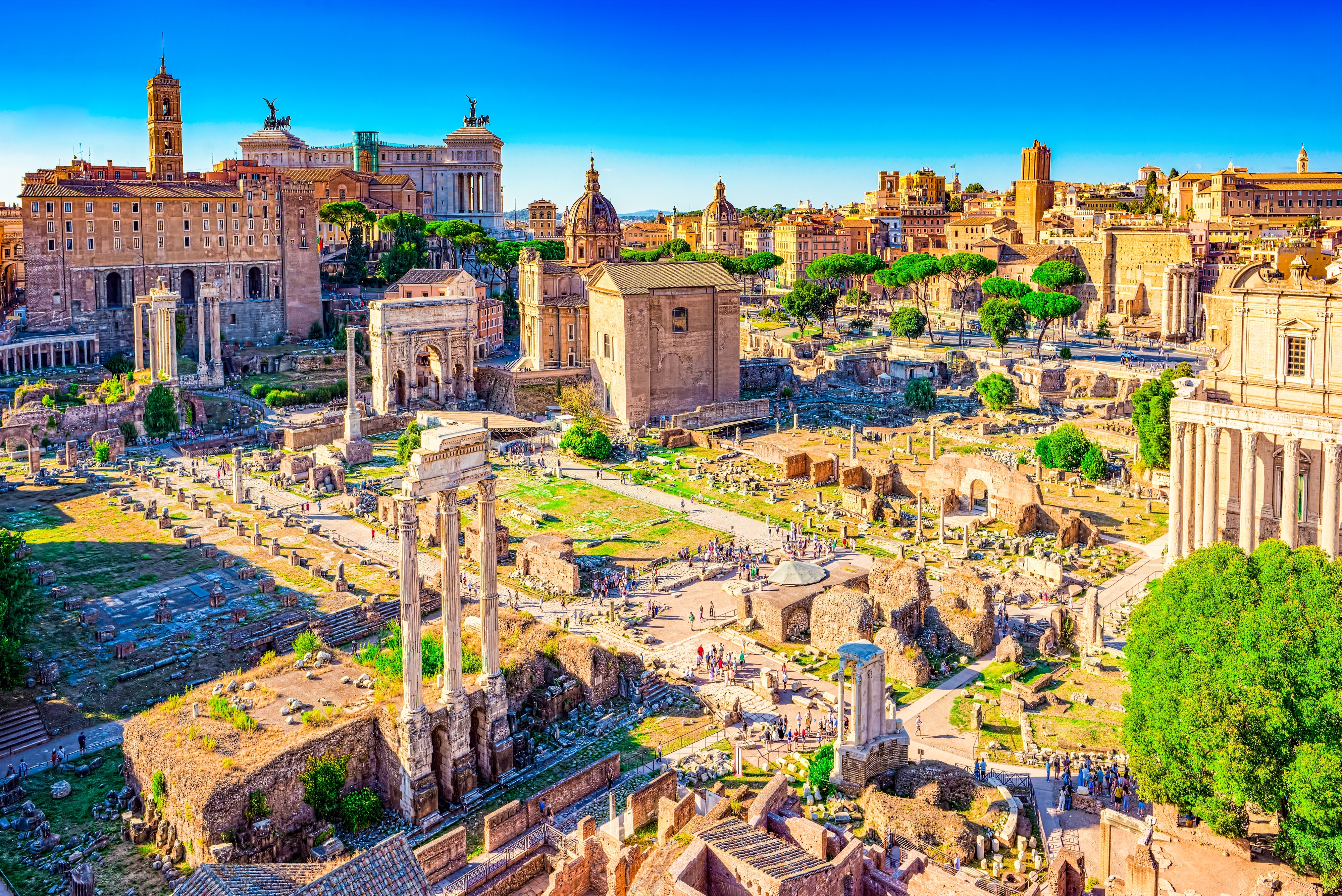 Forum Romanum med antik romersk arkitektur og ruiner i Rom