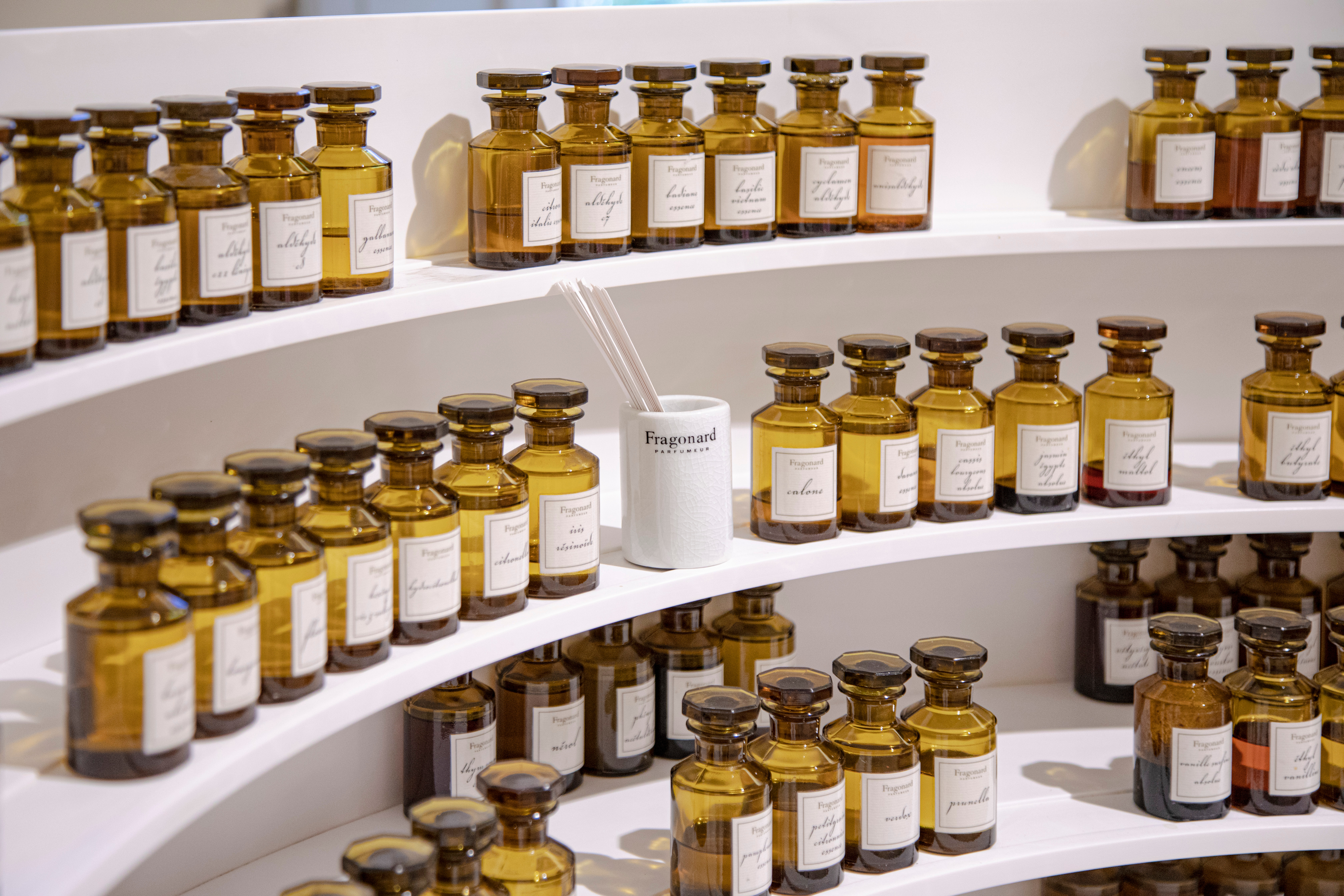 Karakteristiske ravfarvede Fragonard parfumeflasker i parfumeriets butik i den franske by Grasse