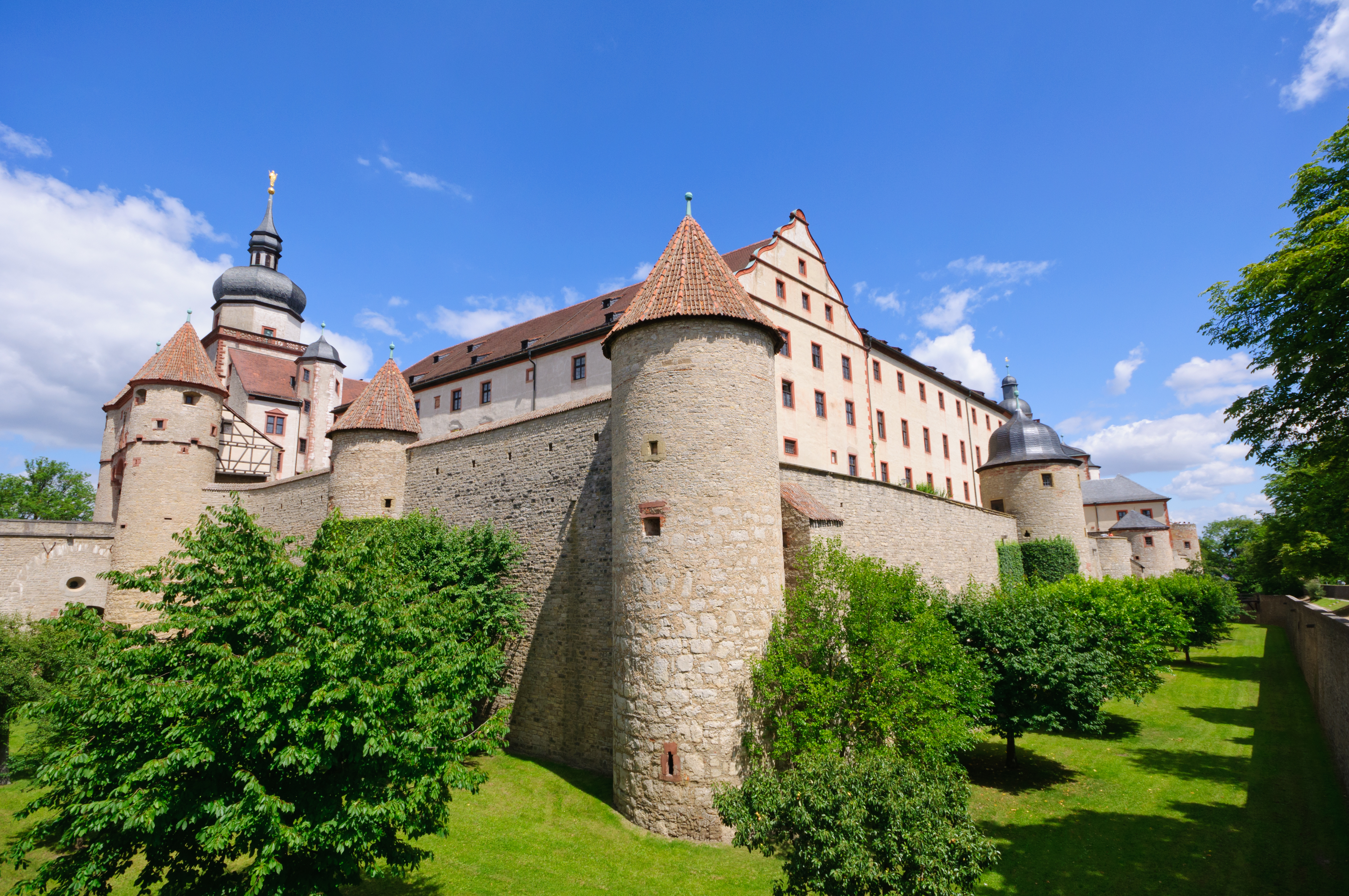 Frankisk Marienberg borg i Würzburg med runde forsvarstårne og historiske bygninger om sommeren