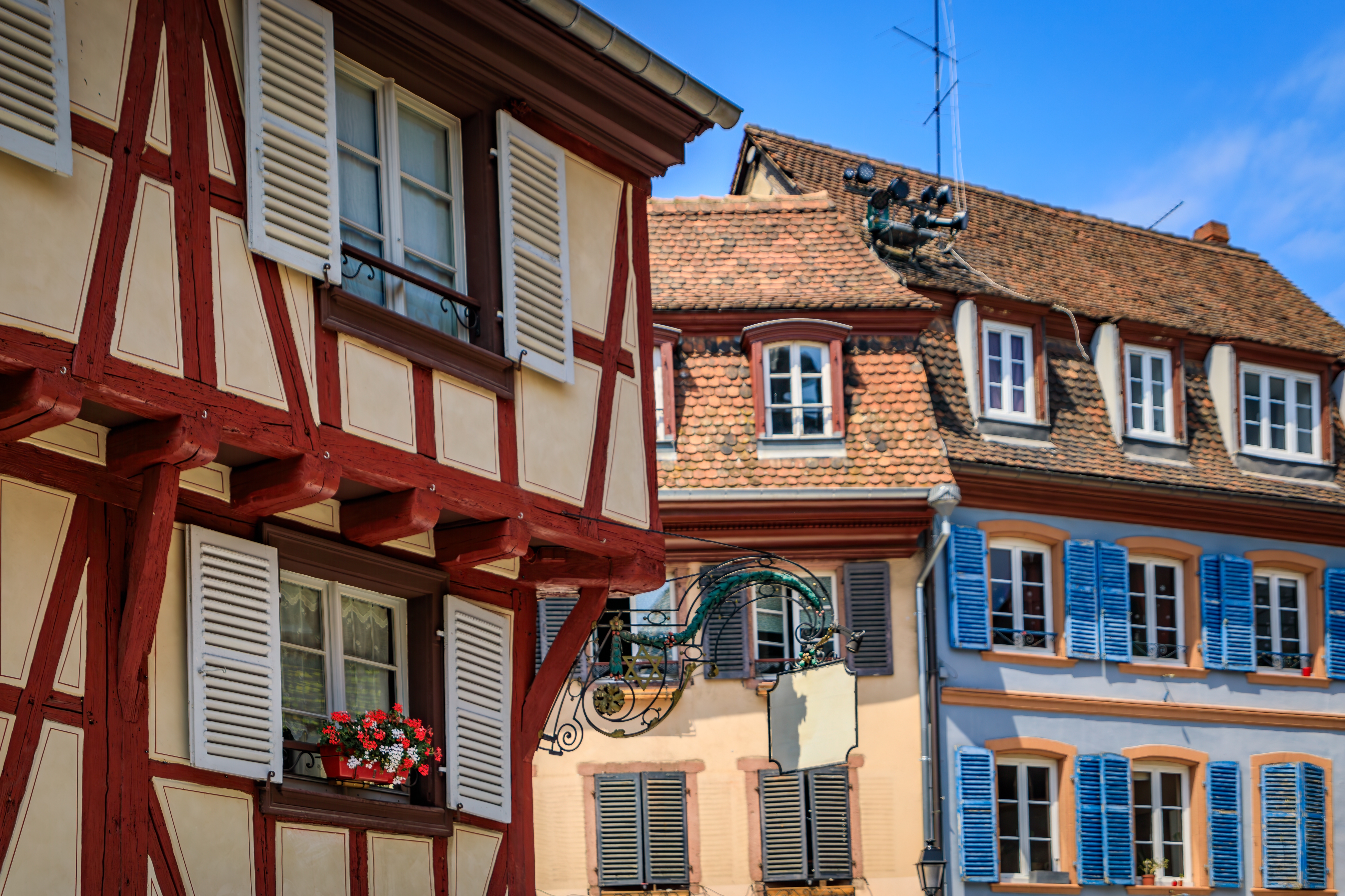 Middelalderlig bindingsværk arkitektur med farverige facader i Alsace