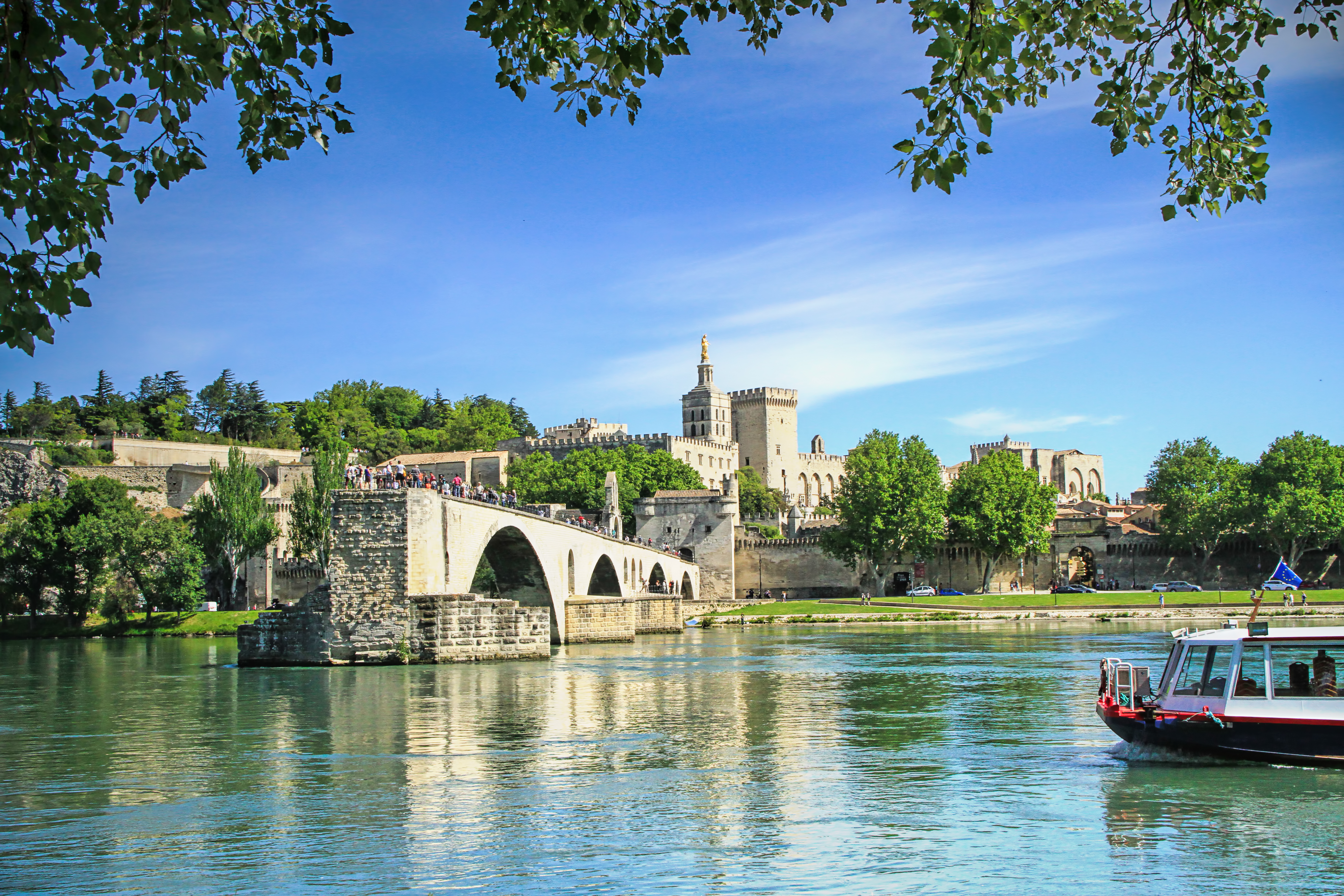 Den ikoniske bro i Avignon med middelalderligt pavestol og fæstningsanlæg ved Rhone floden, Frankrig