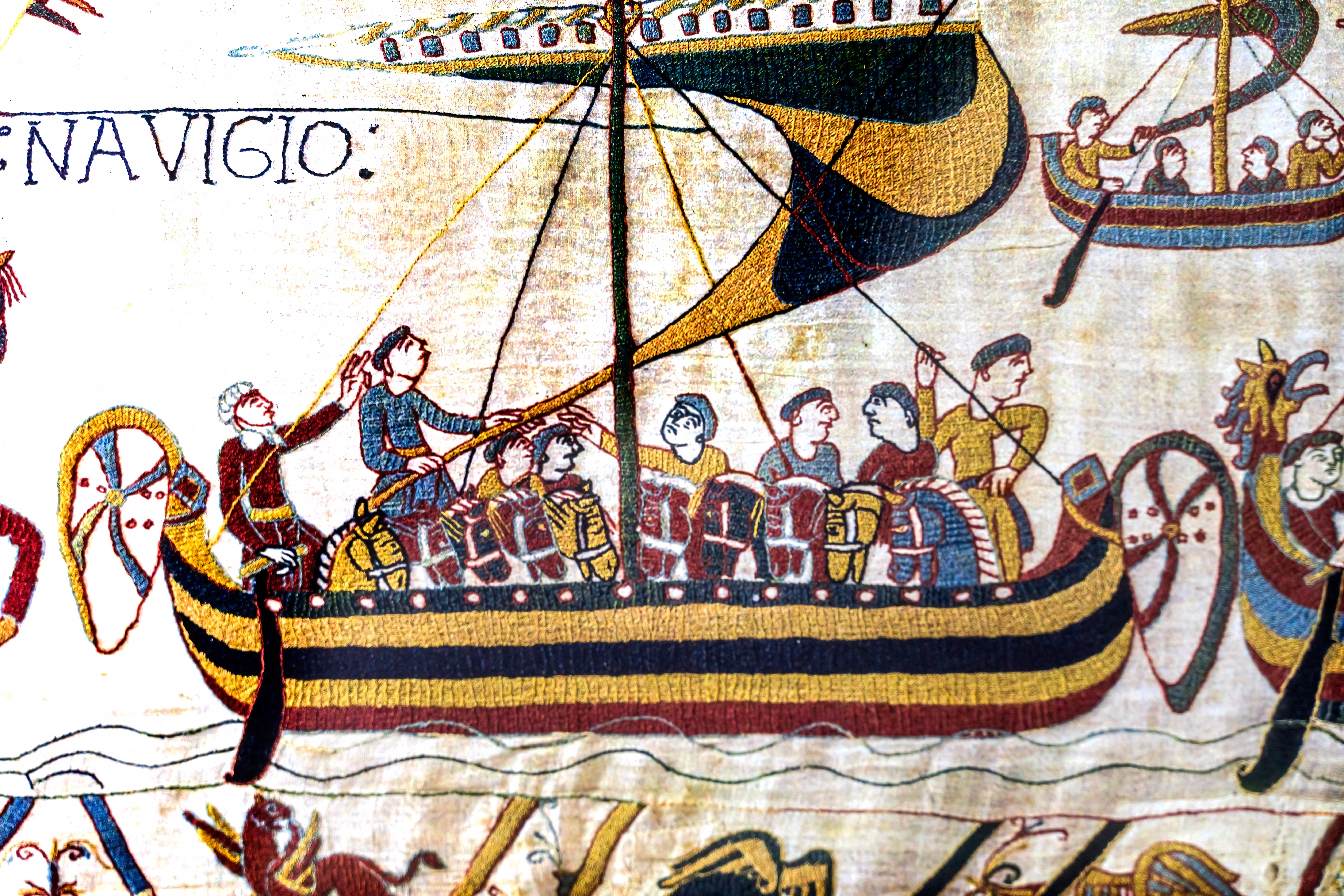 Verdensberømte Bayeux Tapetet der skildrer normannernes sejlads til England 1066