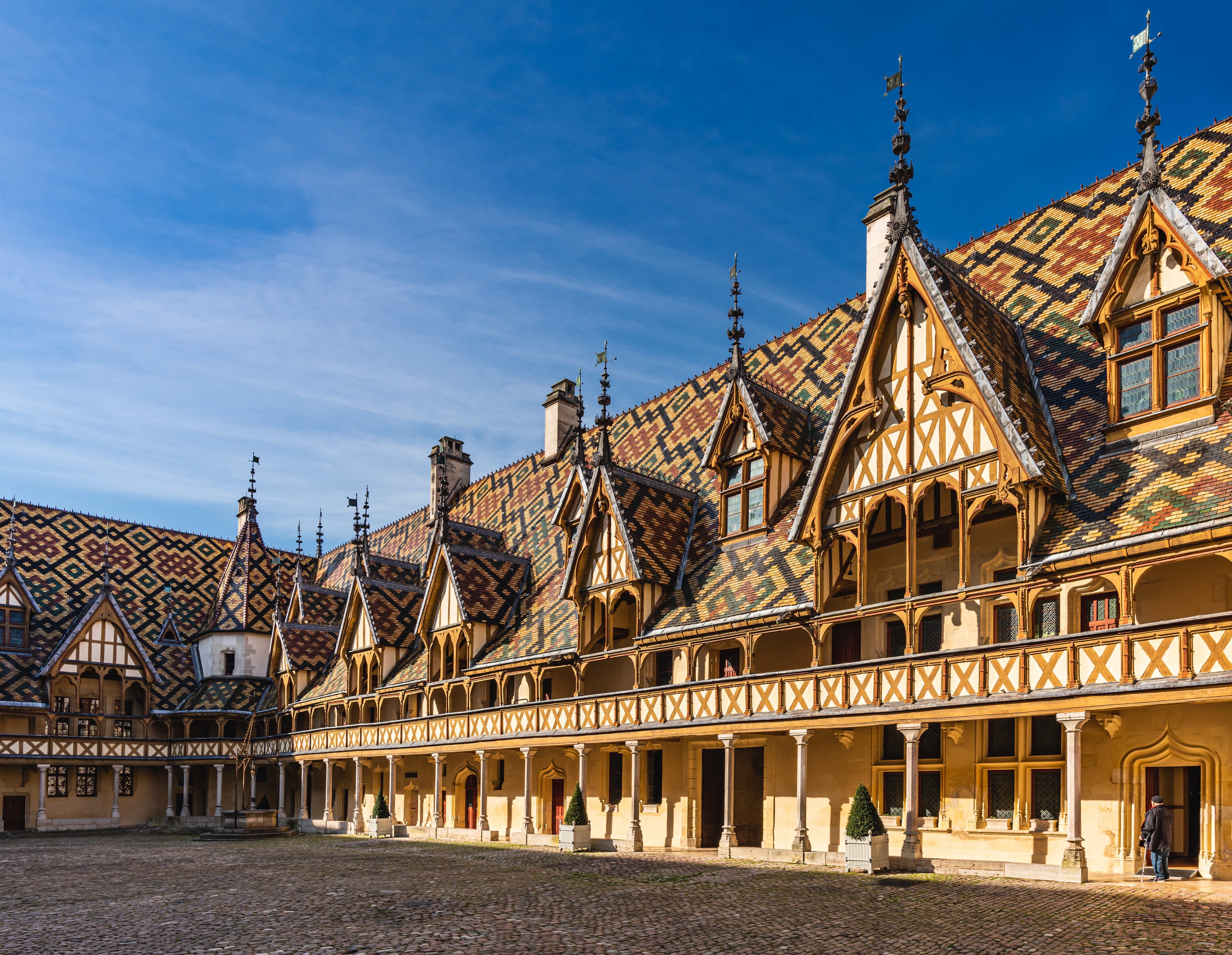 Berømte Hospices de Beaune hospital med flerfarvede tagsten og middelalderlig arkitektur