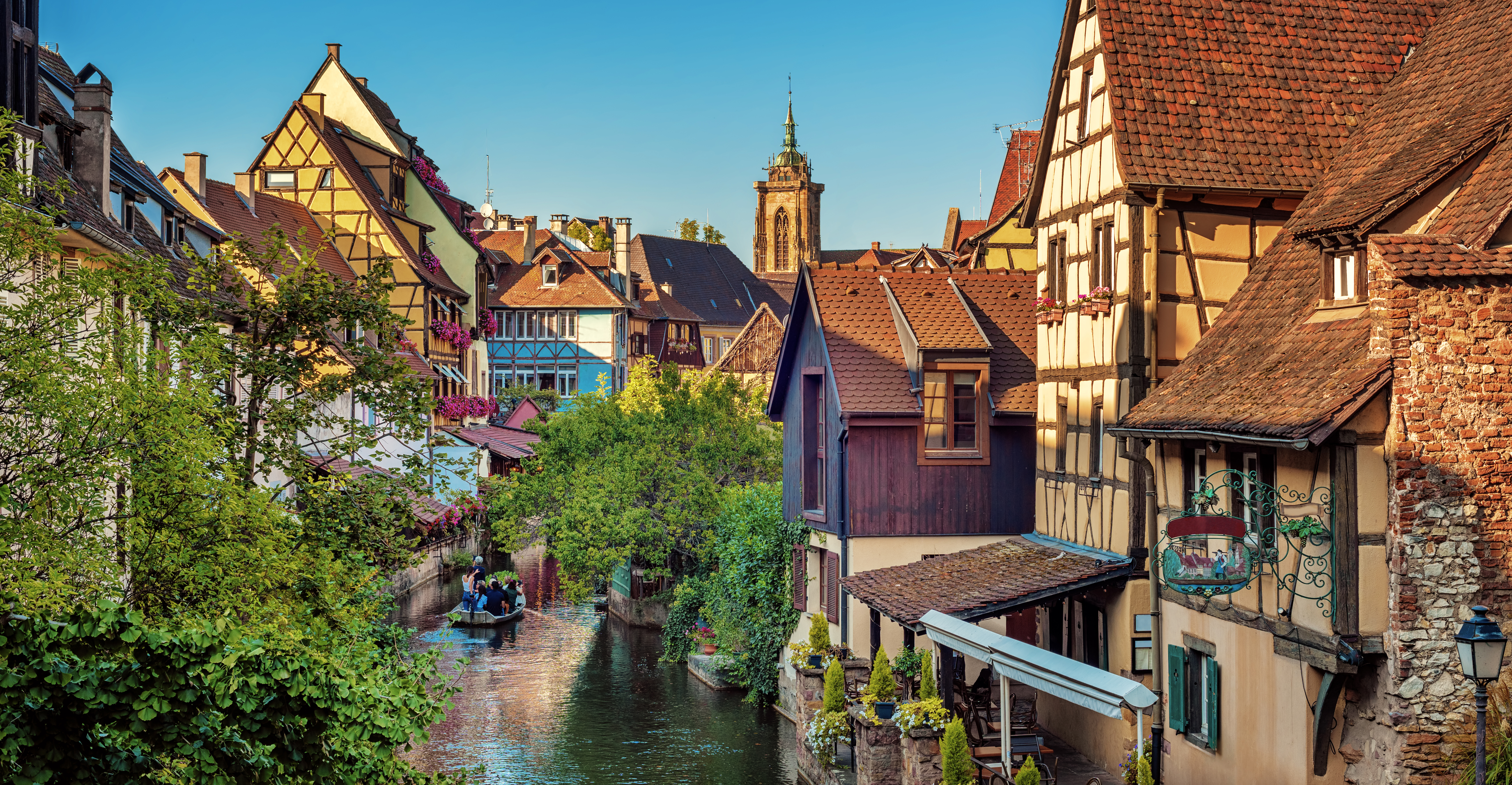 Historisk bydel i Colmar med farvestrålende bindingsværkshuse langs idyllisk kanal i hjertet af Alsace