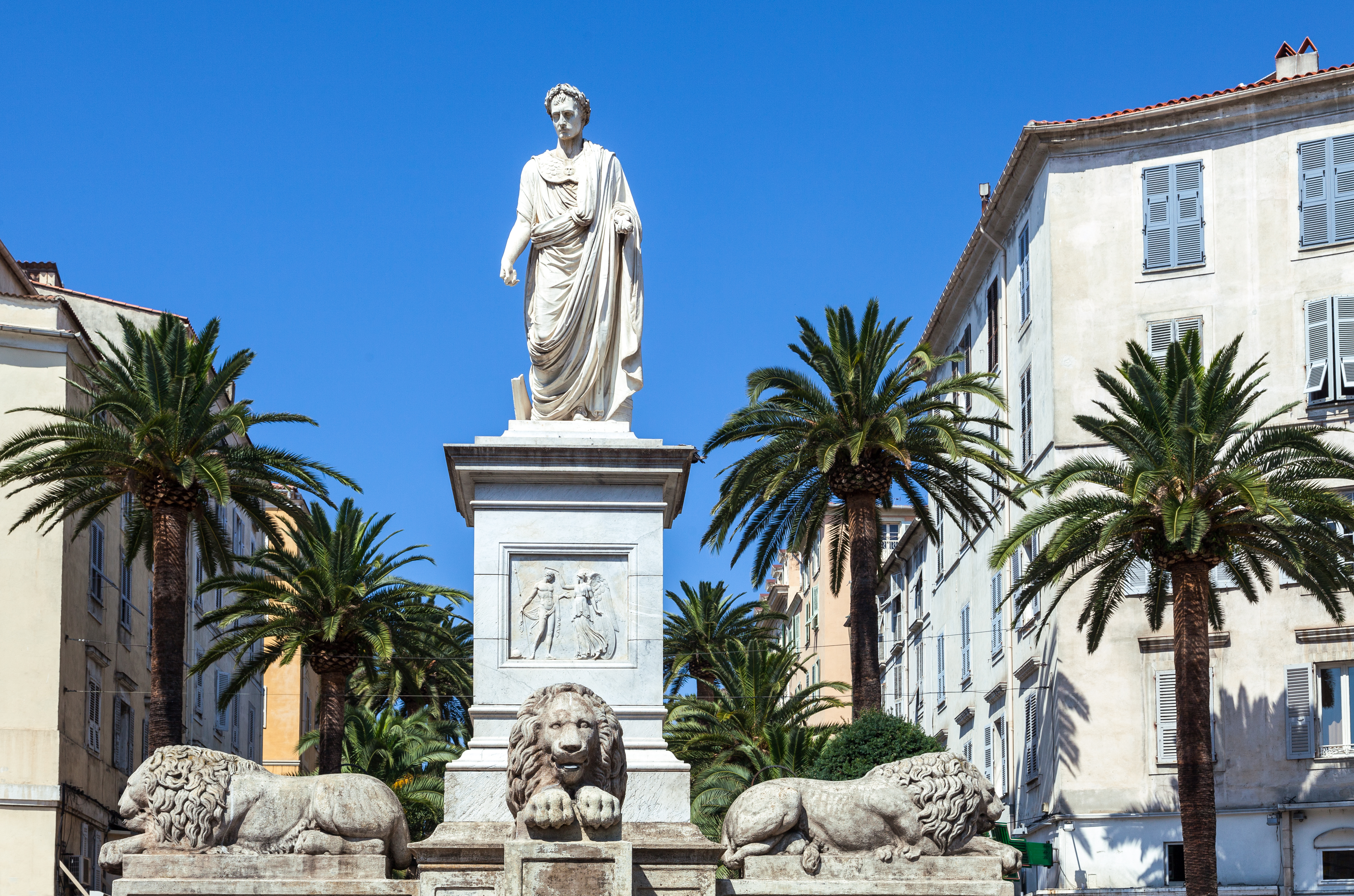 Napoleon statue på det berømte torv i Ajaccio Korsika Frankrig med løver og palmer