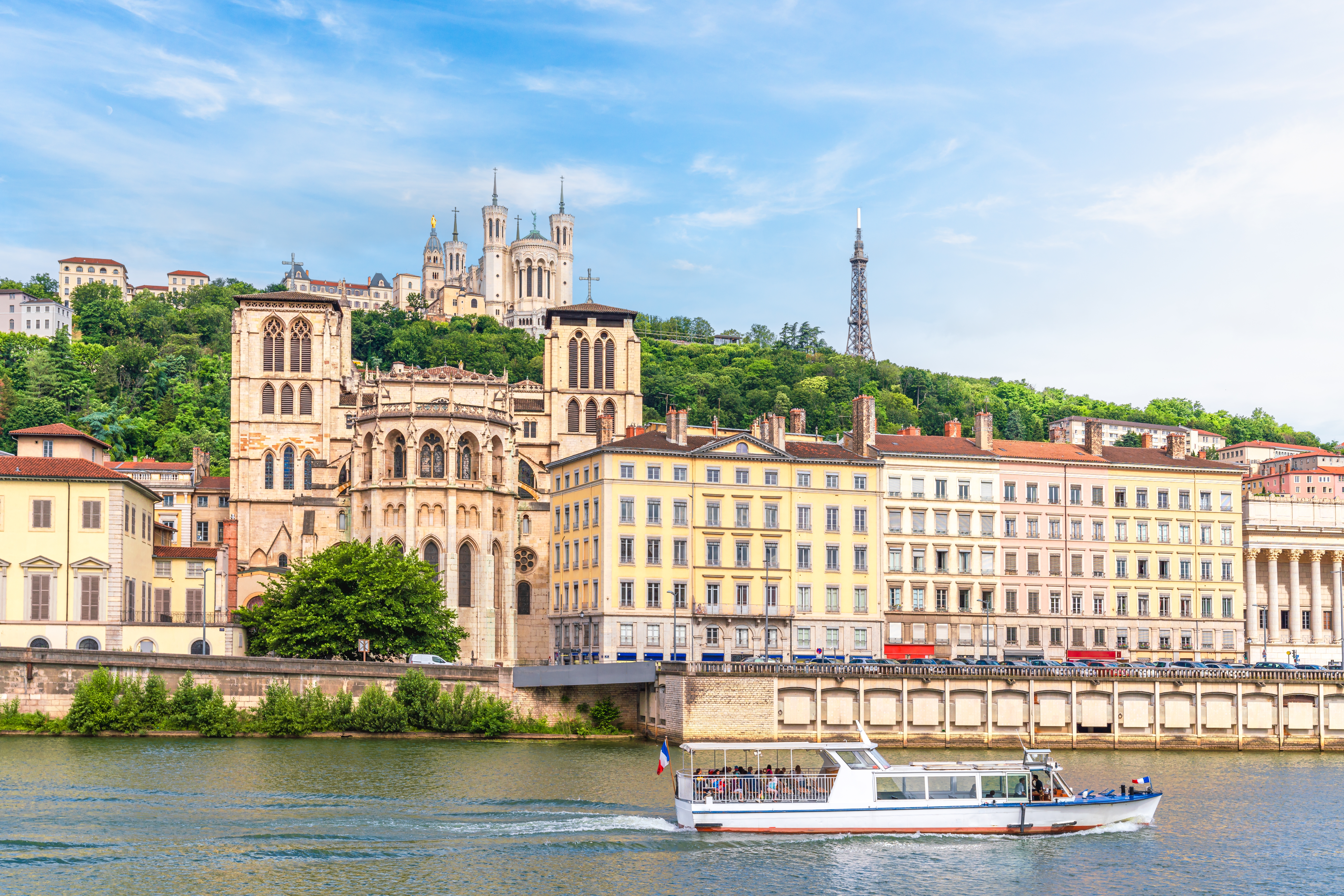 Lyon Cathedral og farverige huse i det historiske Vieux Lyon distrikt