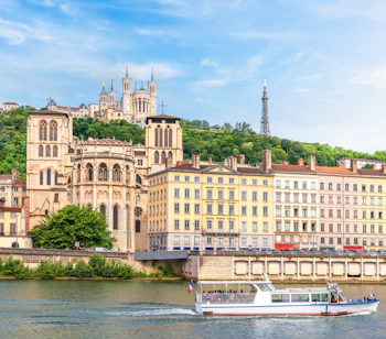 Lyon Cathedral og farverige huse i det historiske Vieux Lyon distrikt