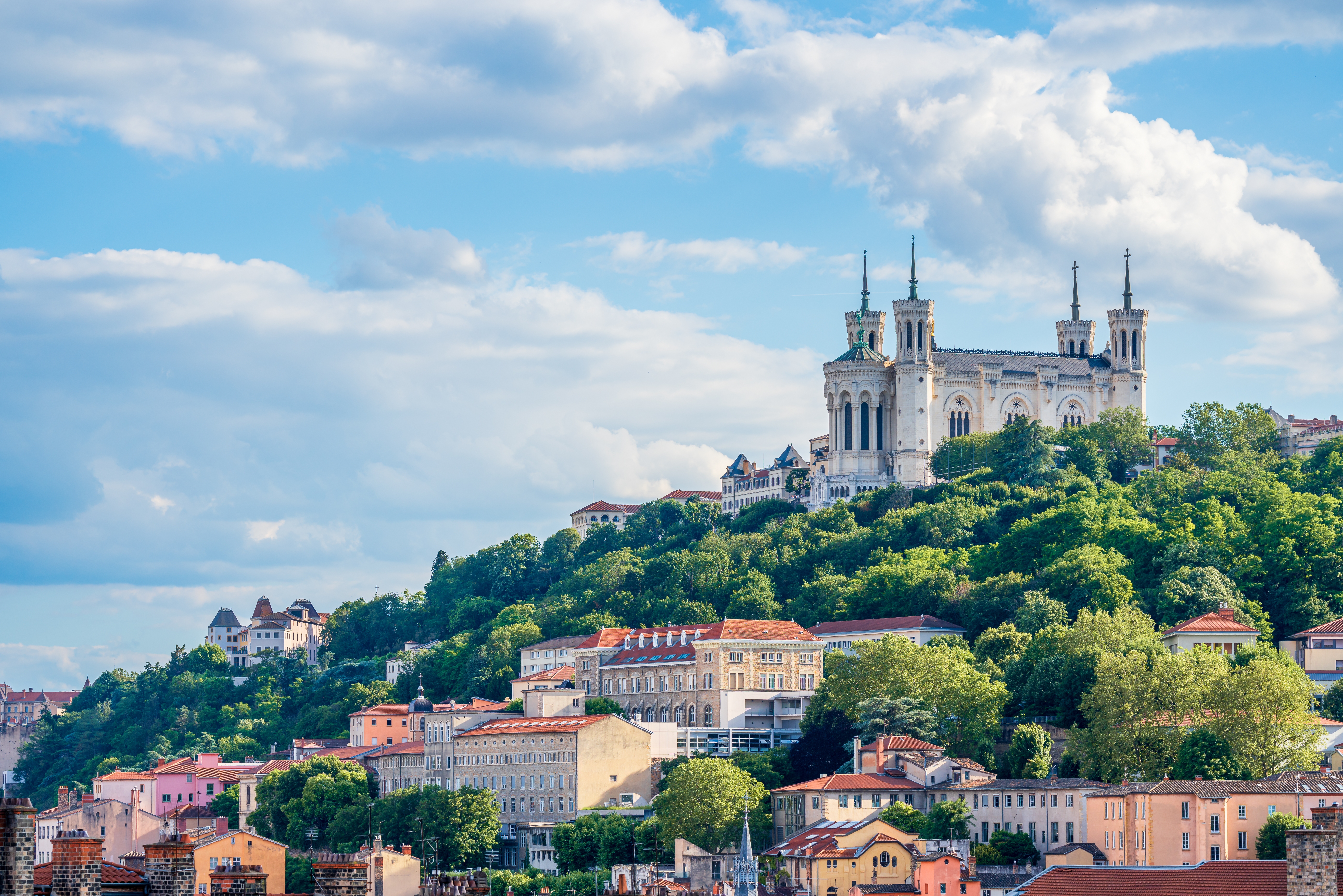 Den ikoniske Basilika Notre Dame de Fourvière, beliggende på den grønne Fourvière-bakke med panoramaudsigt over Lyon, er et af de mest fotograferede UNESCO-steder i Frankrig