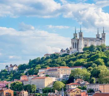 Den ikoniske Basilika Notre Dame de Fourvière, beliggende på den grønne Fourvière-bakke med panoramaudsigt over Lyon, er et af de mest fotograferede UNESCO-steder i Frankrig