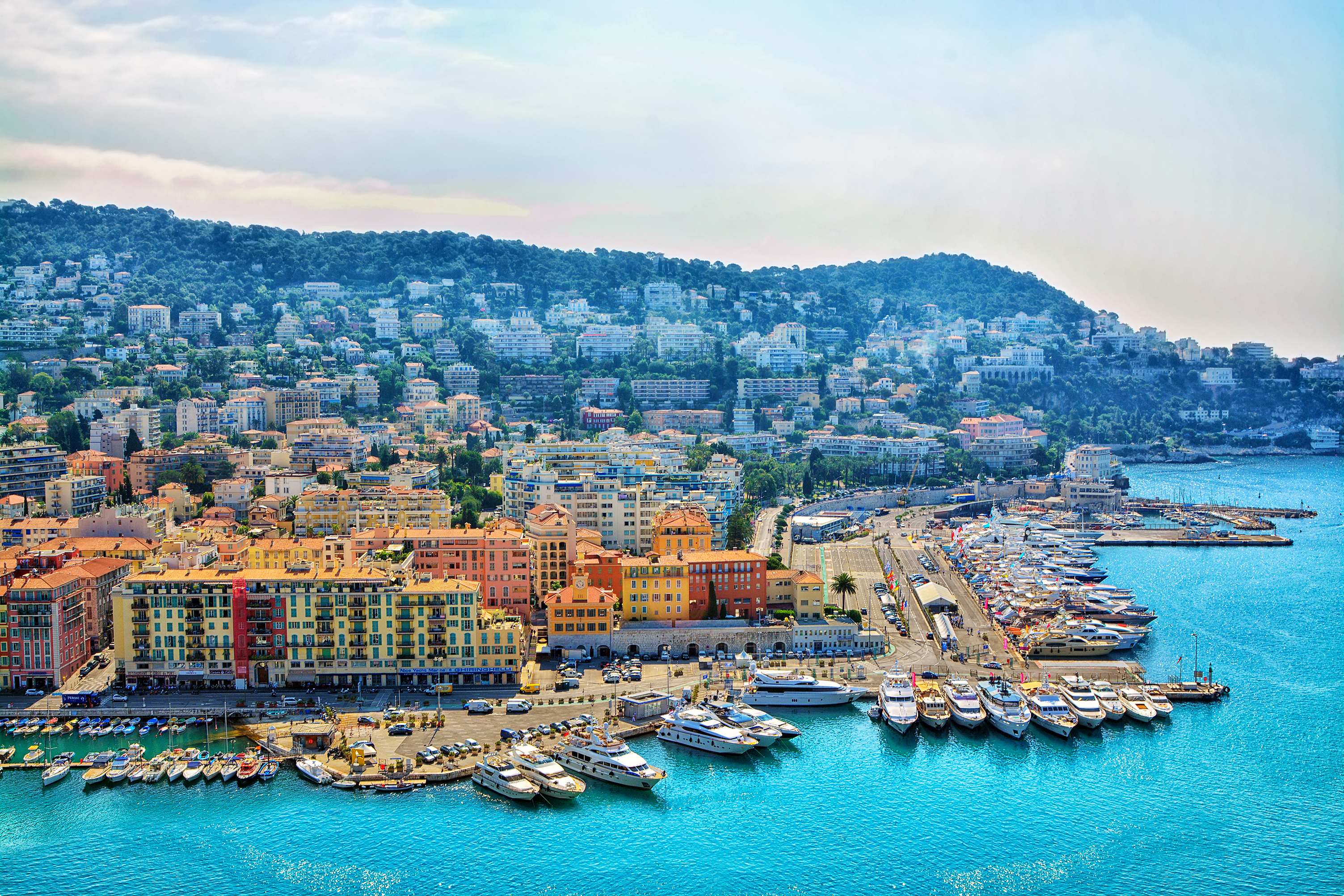 Idyllisk kystby Nice med charmerende havn og luksusyachter på den franske riviera