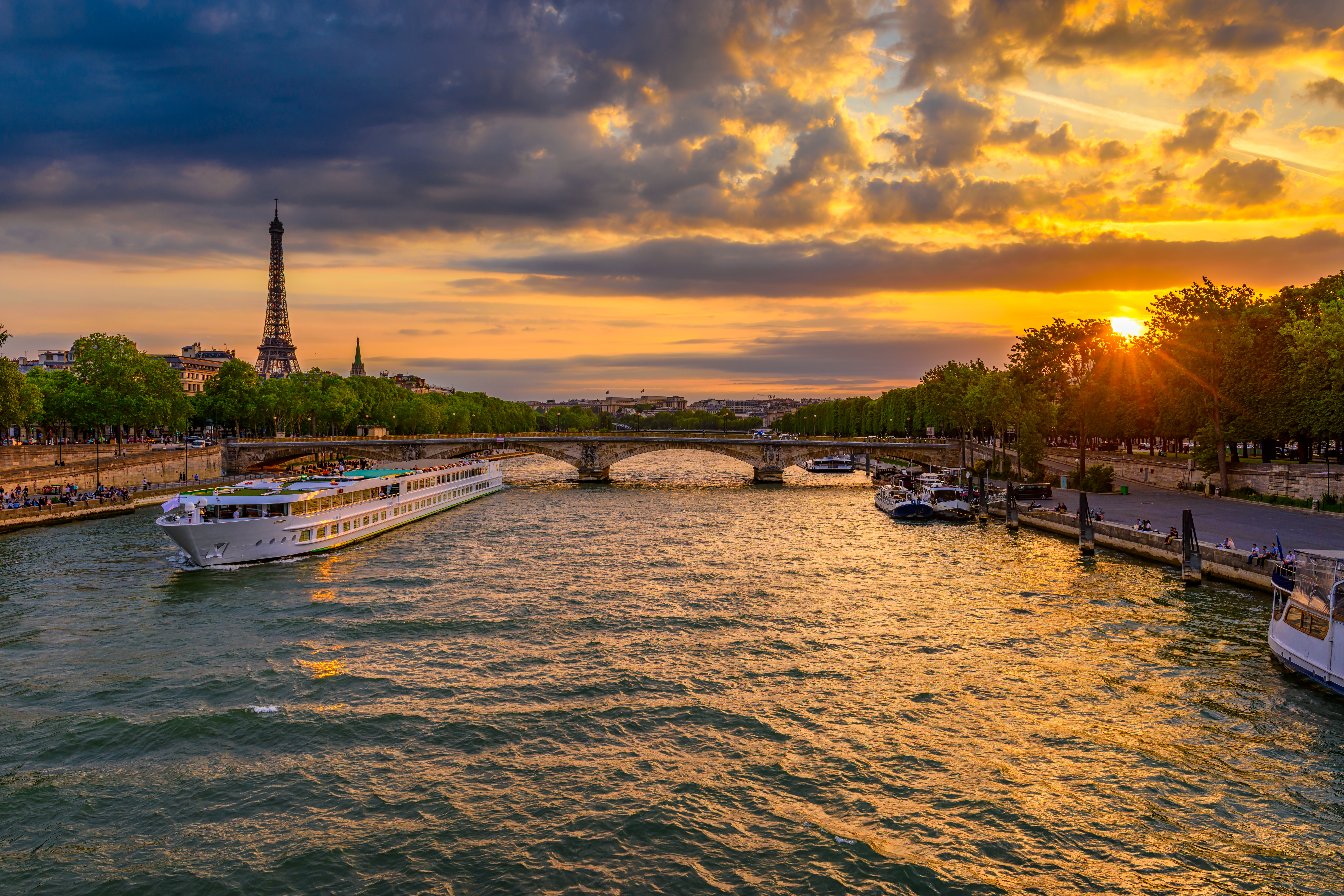 Frankrig Paris med Eiffeltårnet og Seine-floden i den gyldne times smukke lys