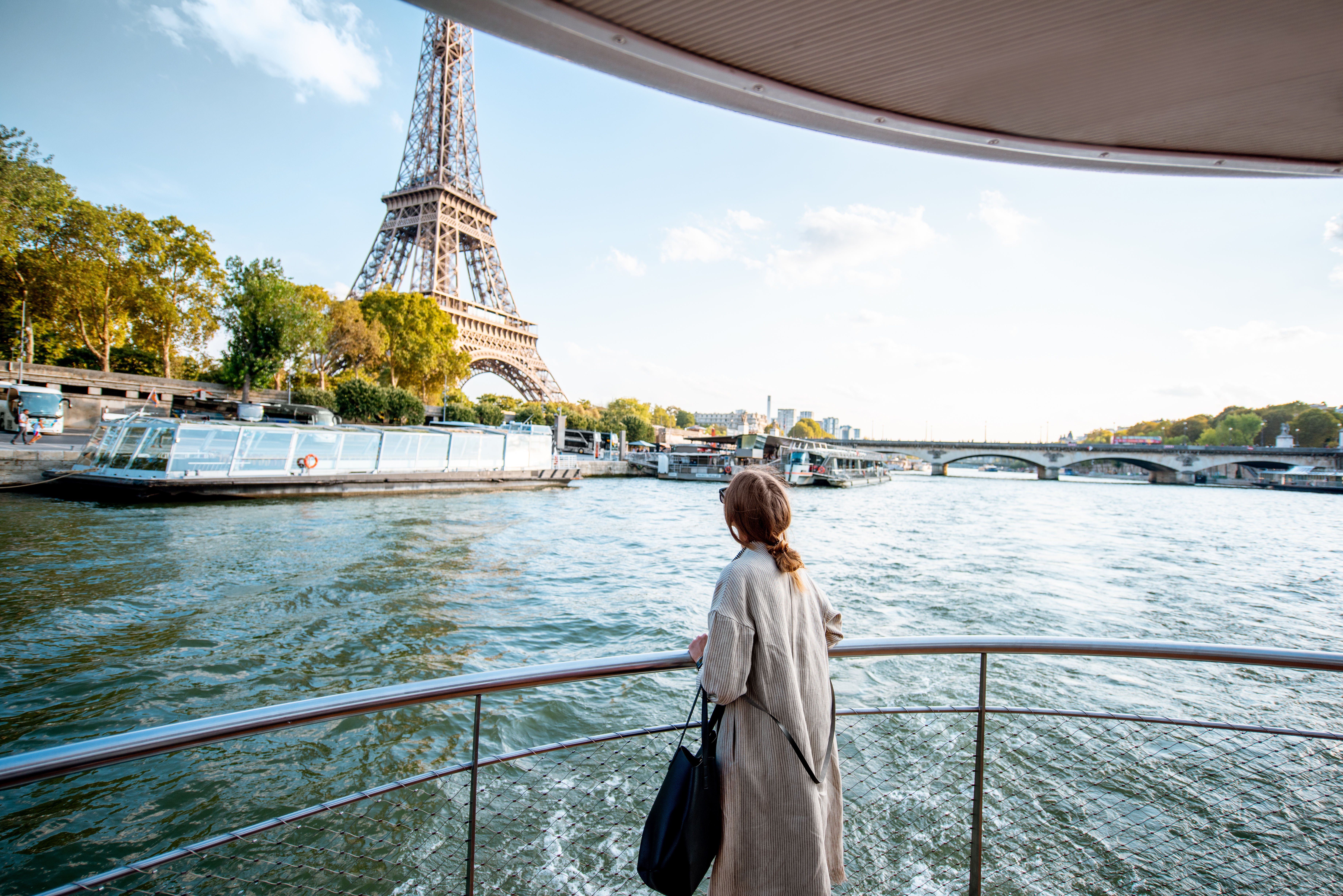 Stemningsfuld sejltur paa Seinen i Paris med udsigt til det ikoniske Eiffeltaarn i aftenlys