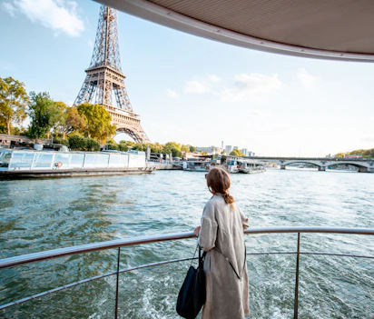 Stemningsfuld sejltur paa Seinen i Paris med udsigt til det ikoniske Eiffeltaarn i aftenlys