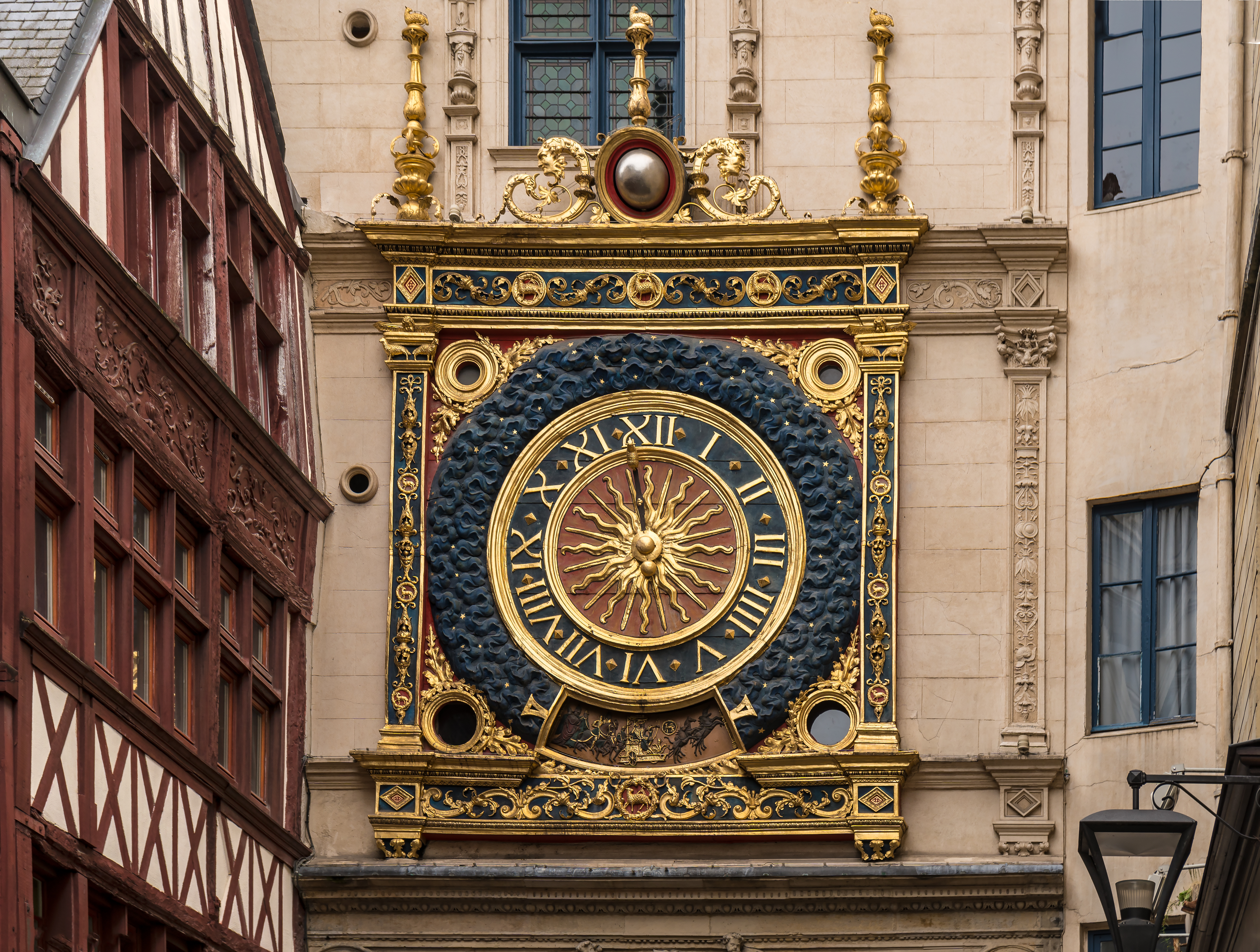 Pragtfuldt astronomisk ur med blå og gyldne dekorationer i den gamle by Rouen
