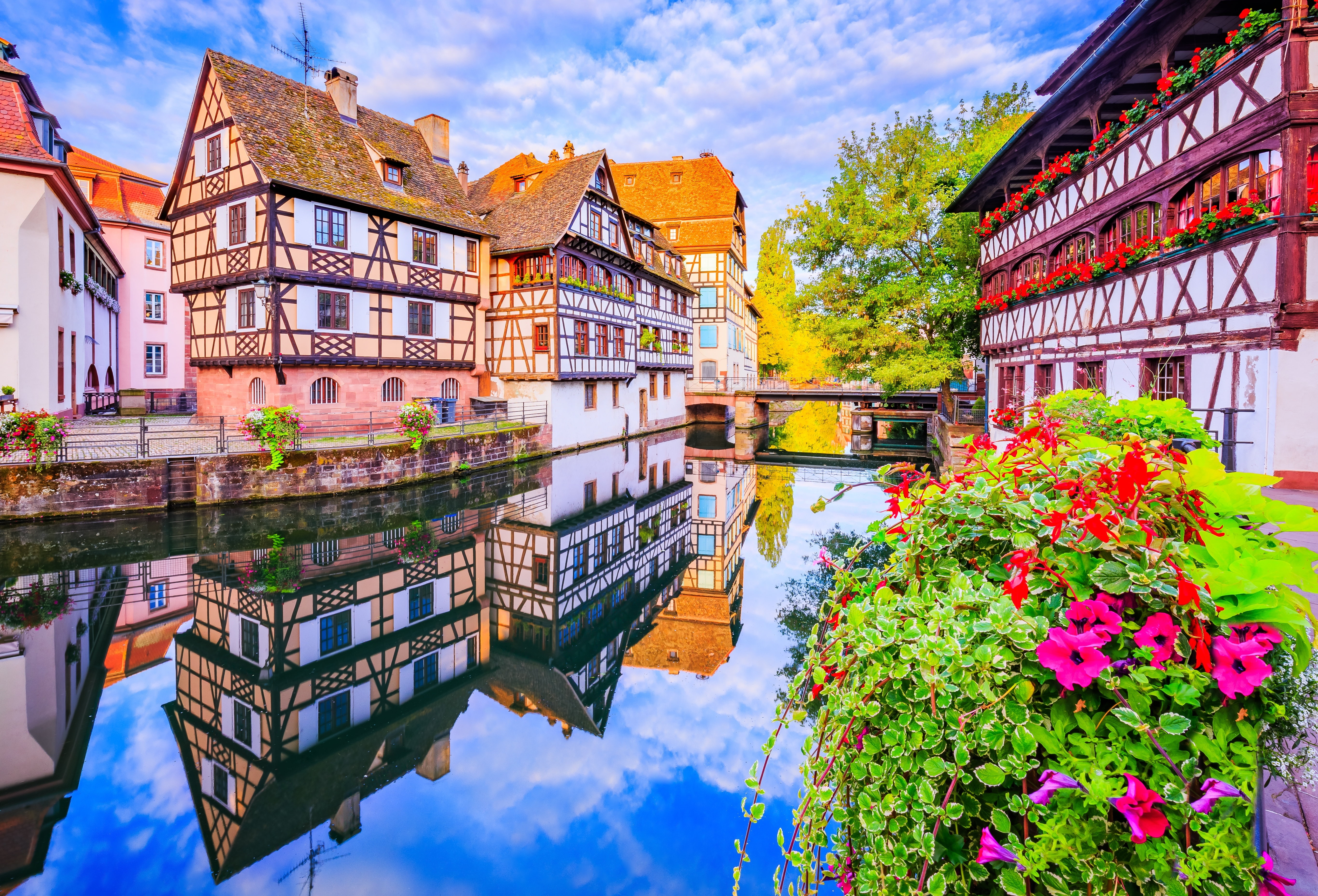 UNESCO verdensarv i Strasbourg med traditionelle alsaciske huse ved kanalen