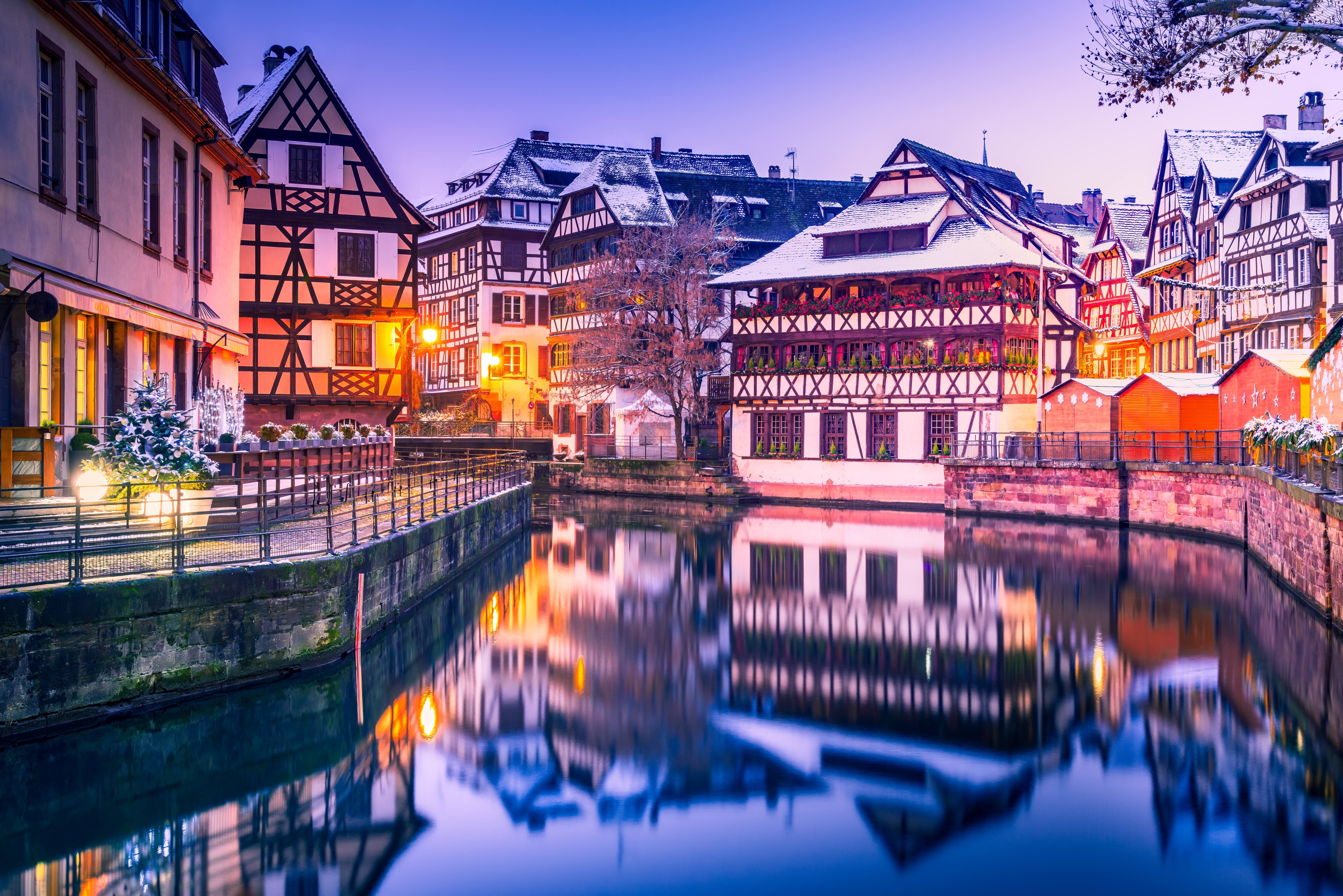 Fransk arkitektur i Strasbourg med historiske bindingsværkshuse spejlet i kanalen