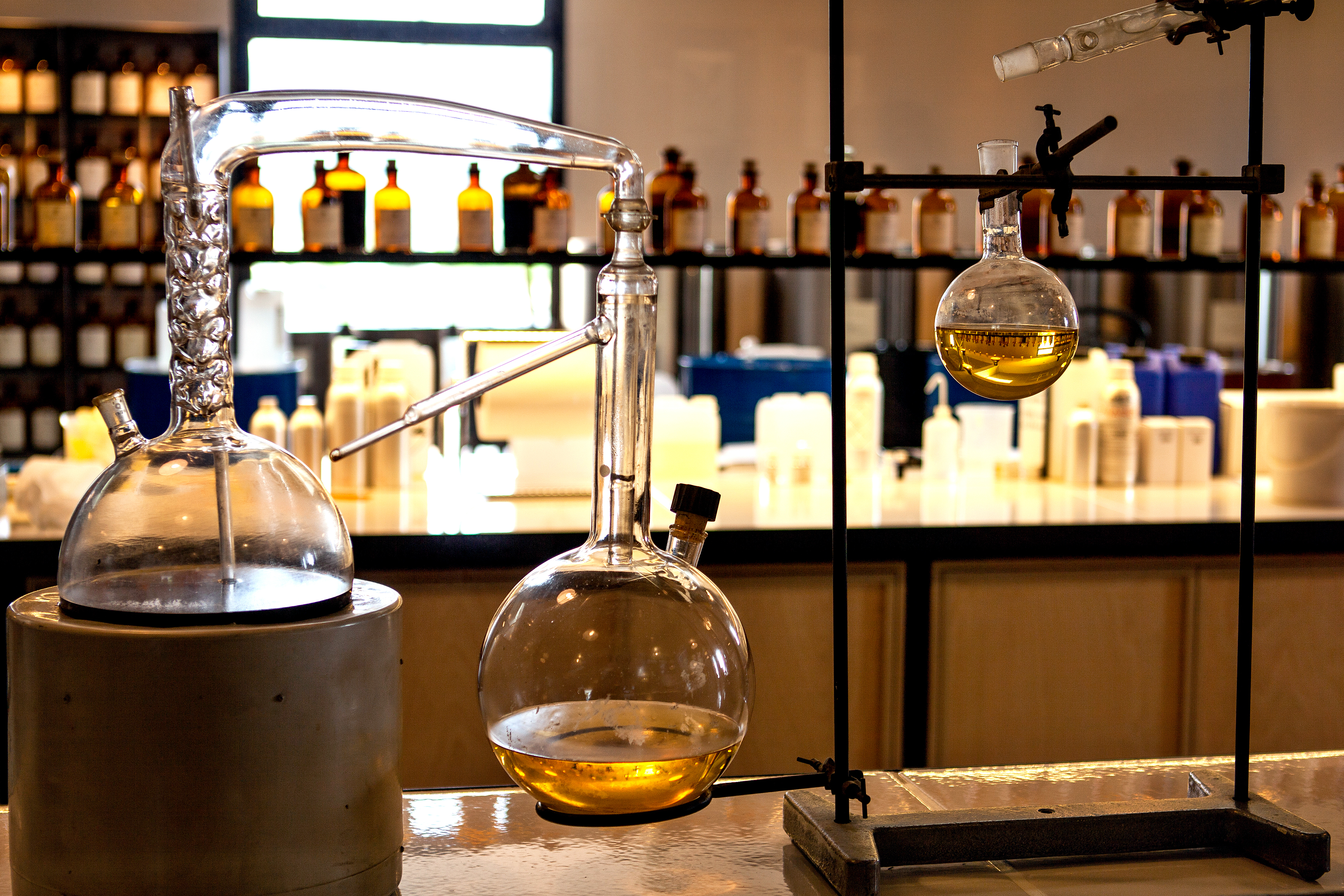 Fransk duftlaboratorium med traditionel fremstillingsudstyr og glasflasker med parfumeolier