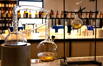 Fransk duftlaboratorium med traditionel fremstillingsudstyr og glasflasker med parfumeolier