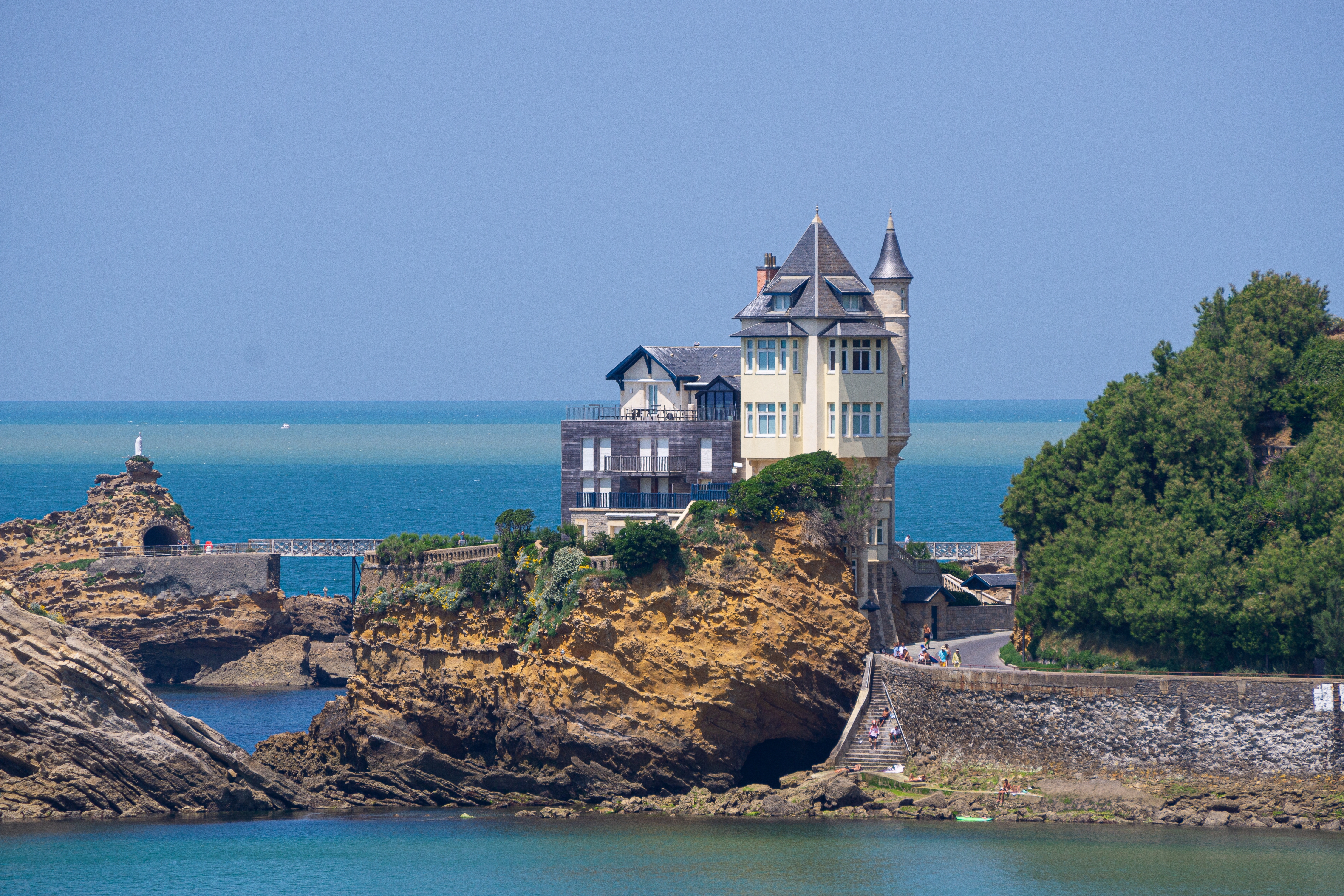 Charmerende kyst villa i Biarritz med blåt ocean og klippelandskab