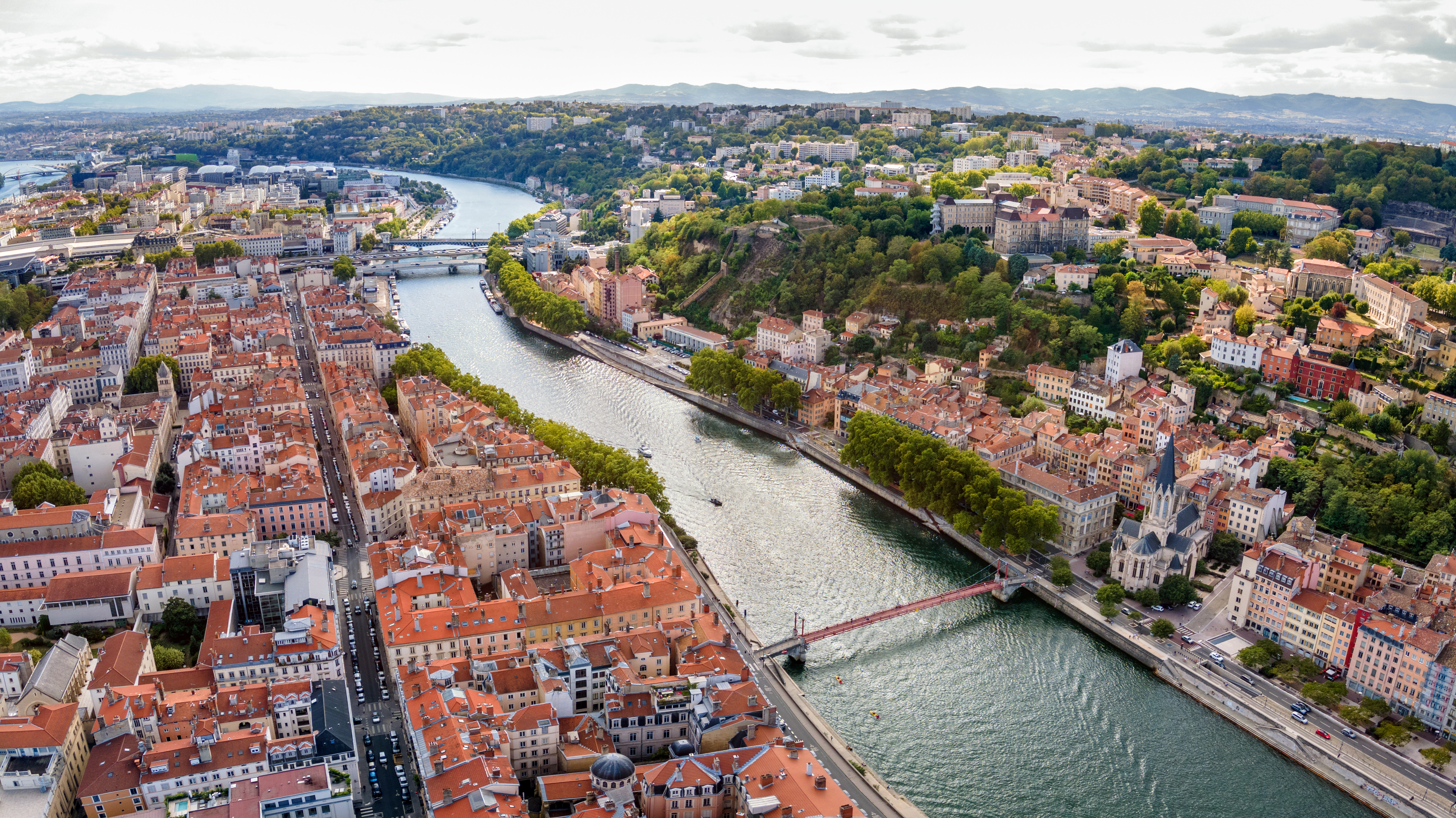 Fransk arkitektur i Lyon med panoramaudsigt over floden og historiske bygninger