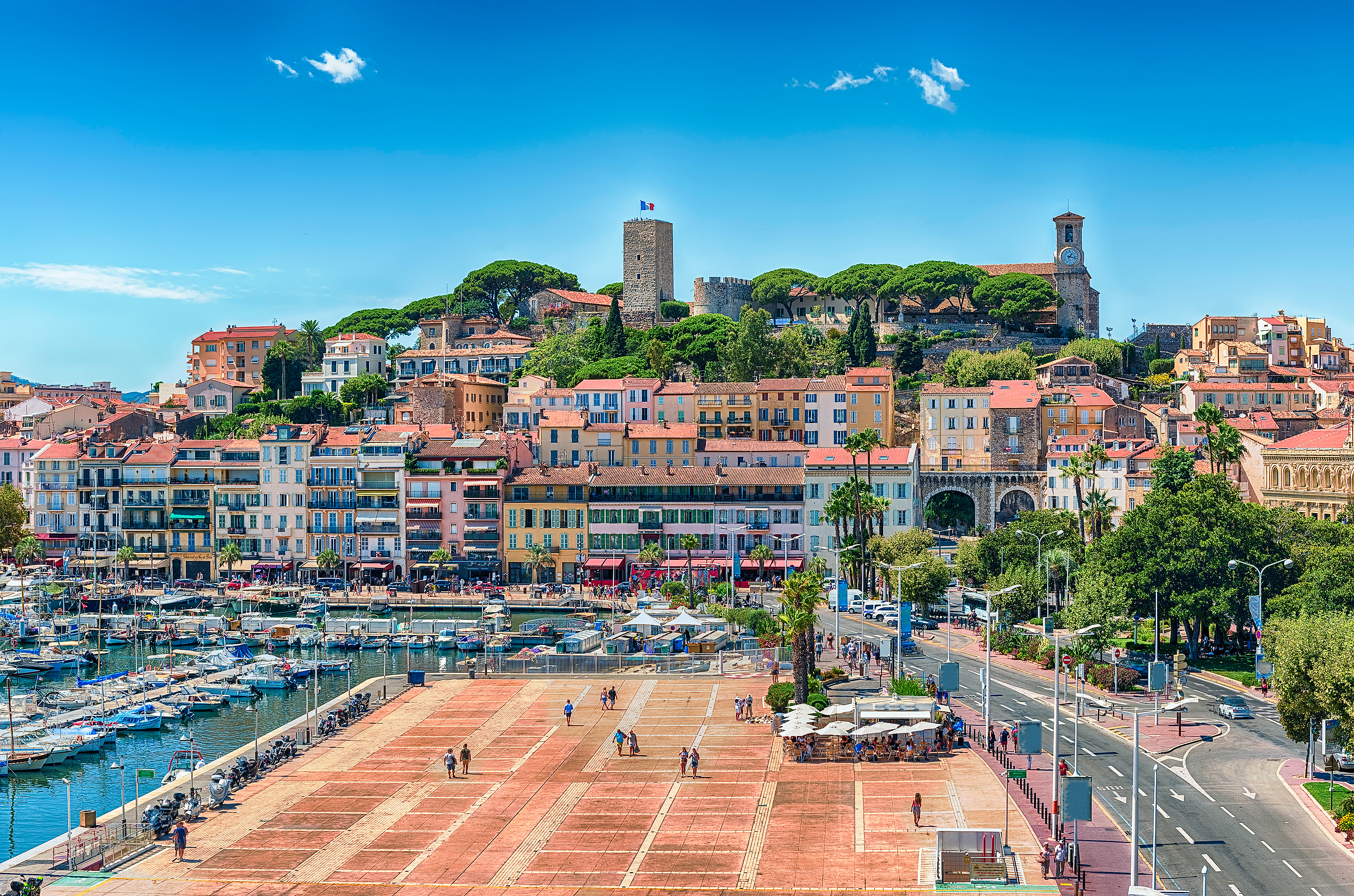 Cannes havn med sejlbåde og historiske bygninger på den franske riviera