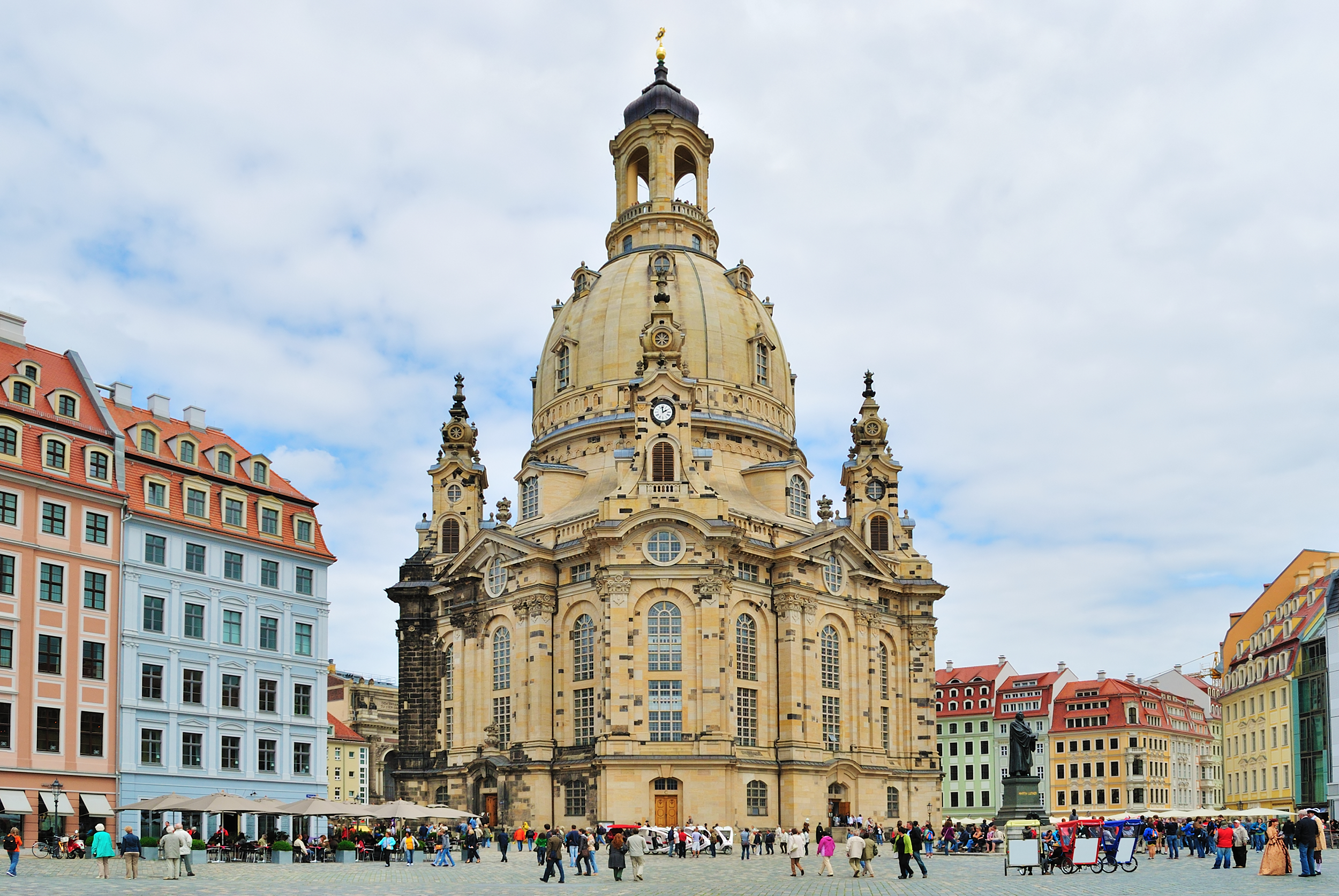 Dresdens vartegn Frauenkirche med sin karakteristiske kupol rejser sig over Neumarkt-pladsen i det historiske centrum