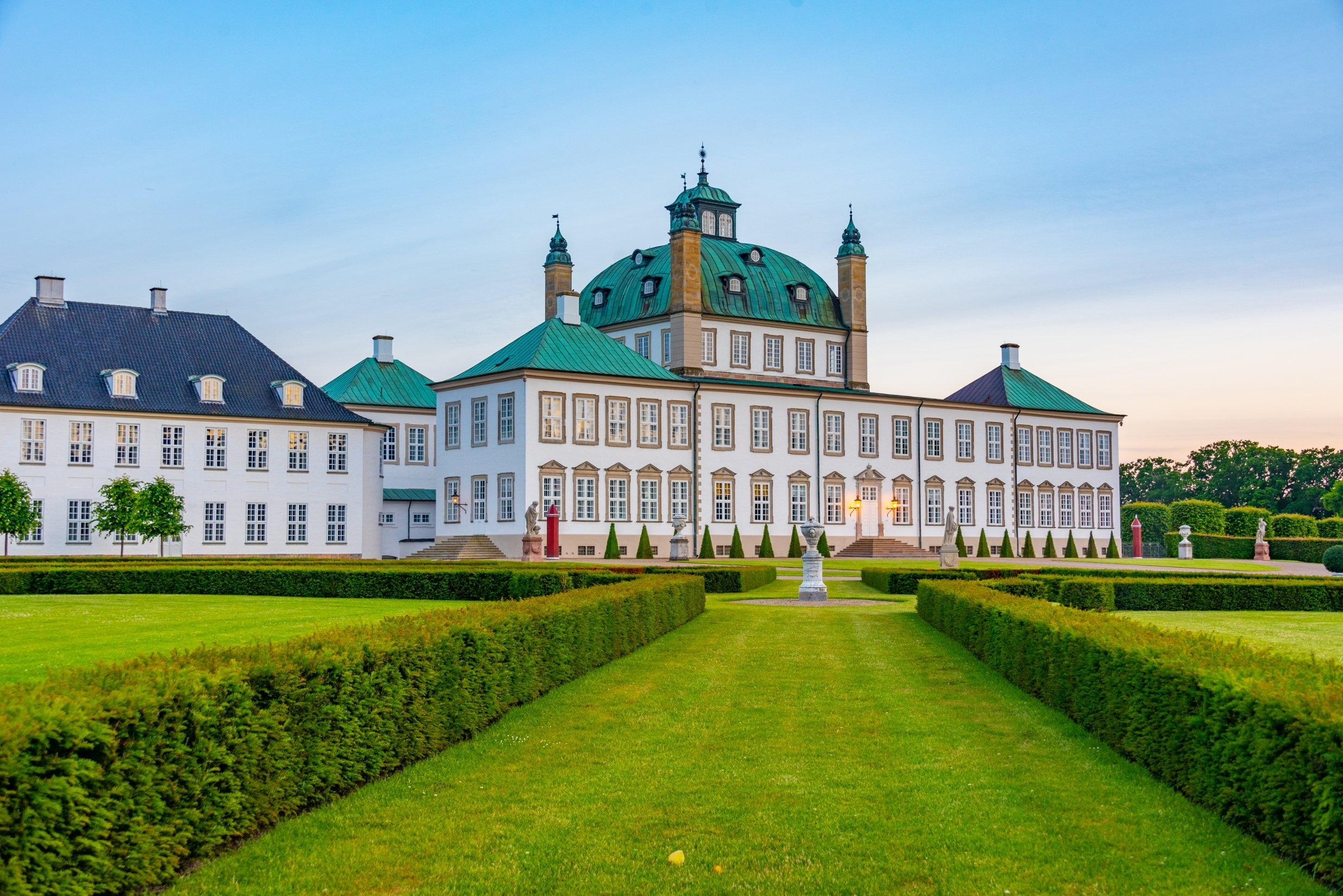 Udsigt over Fredensborg Slot og de smukke kongelige haver på Sjælland ved solnedgang