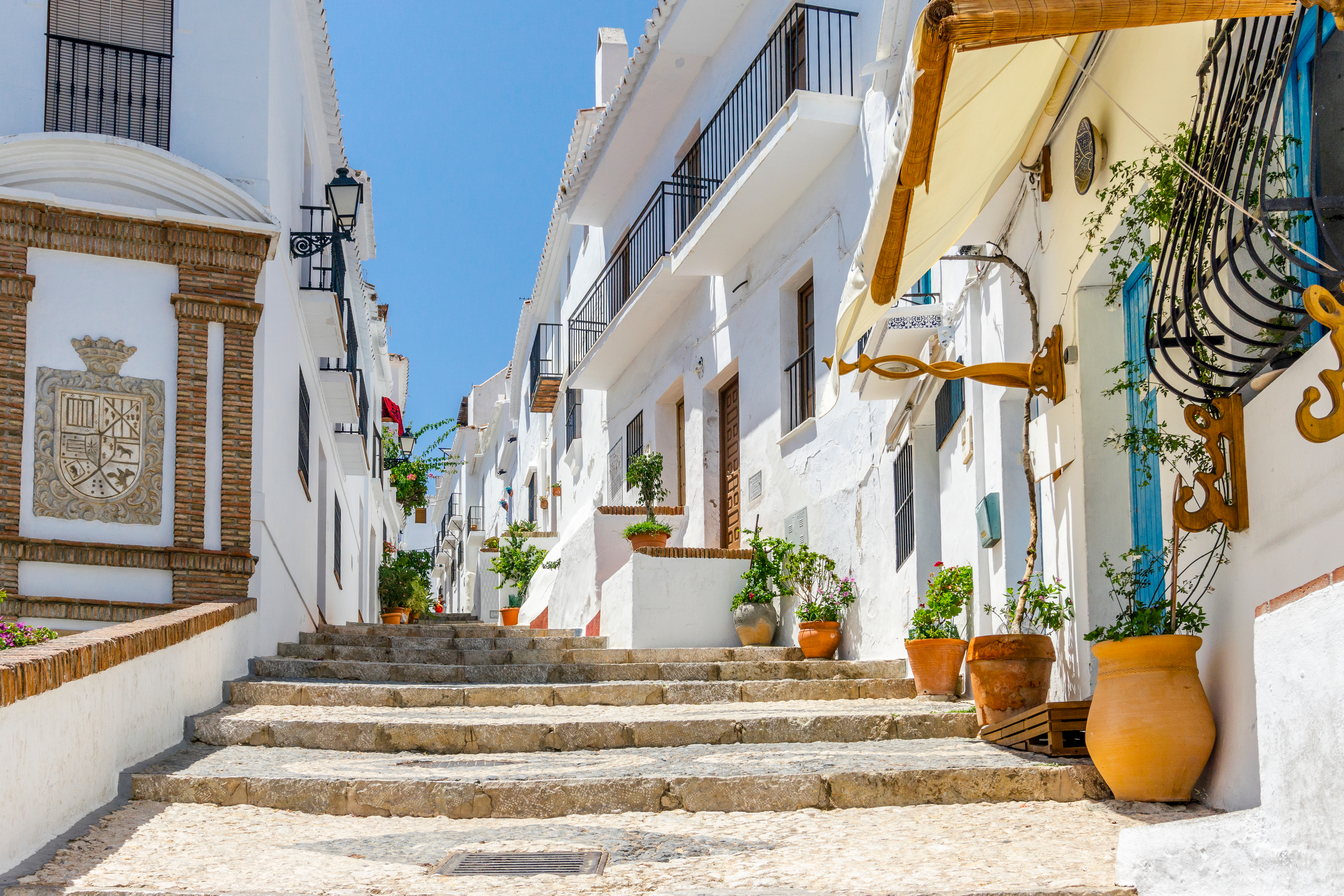 Frigiliana - en af Spaniens smukkeste hvide landsbyer (pueblo blanco) med snævre gader og traditionel arkitektur i Malagas bjergrige område