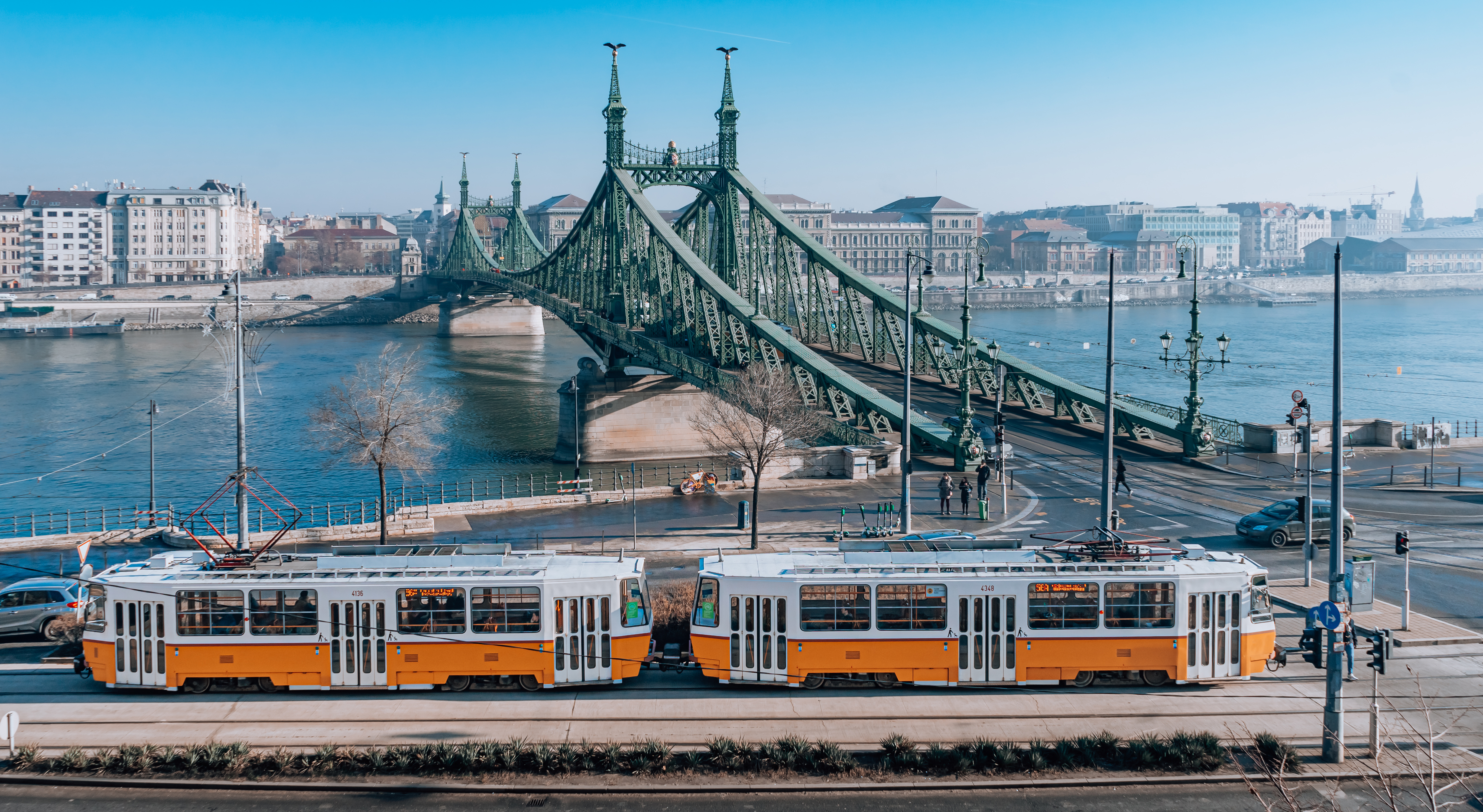 Den smukke Frihedsbro med orange sporvogn langs Donau i Budapest