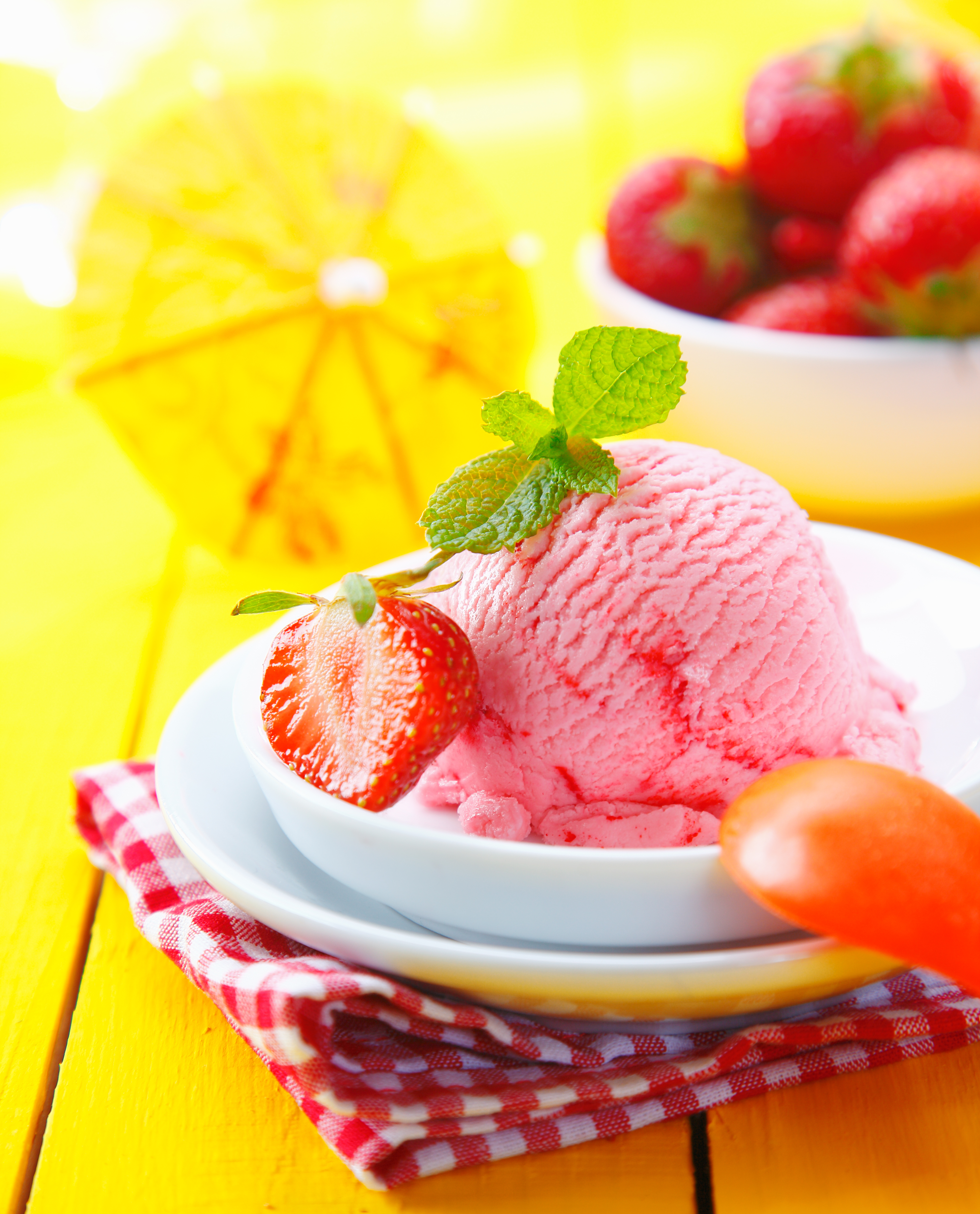 Frisk jordbær gelato med hele jordbær og mynte som perfekt sommerdessert
