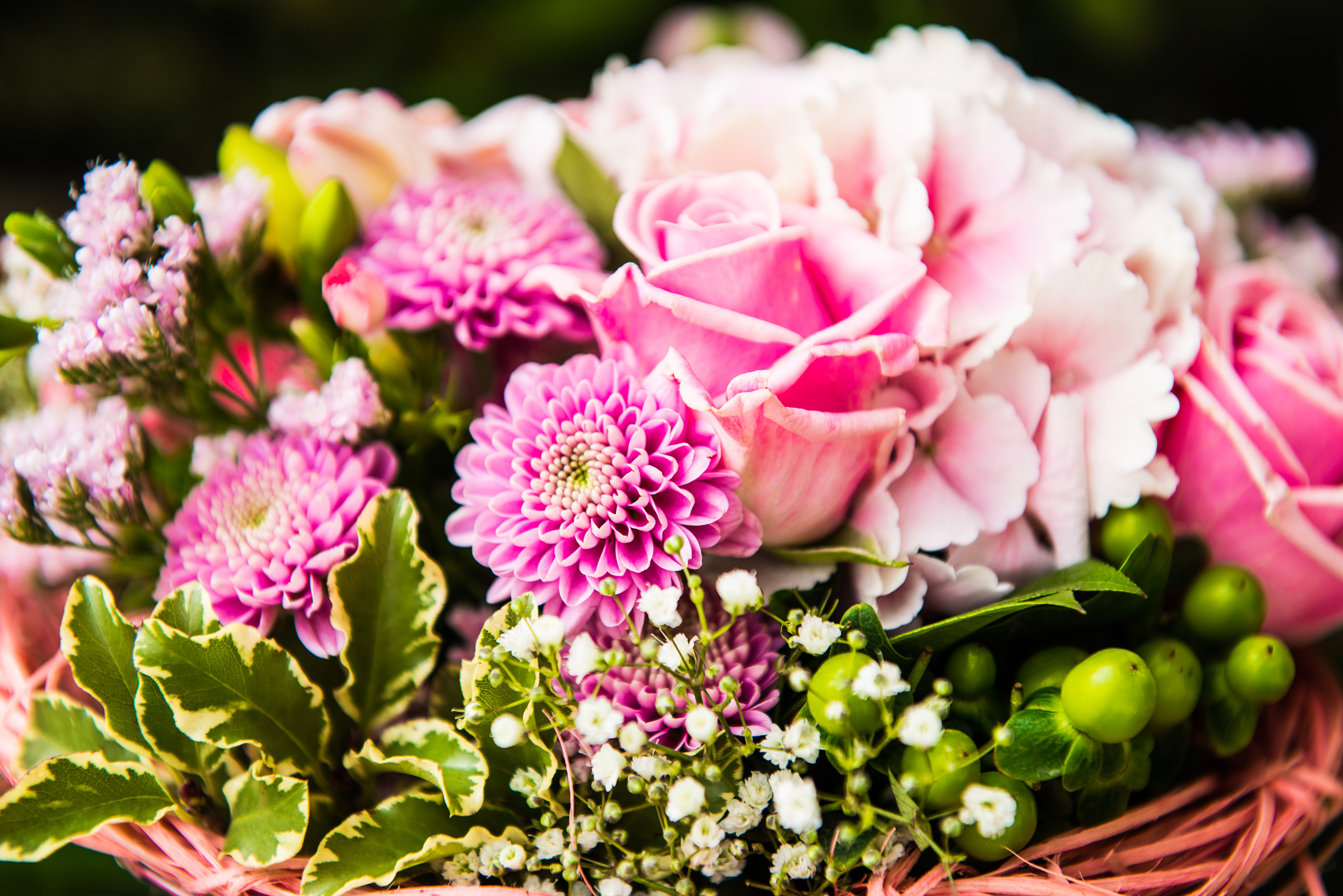 Friske roser og blomsterarrangement i smukke pink og hvide farver