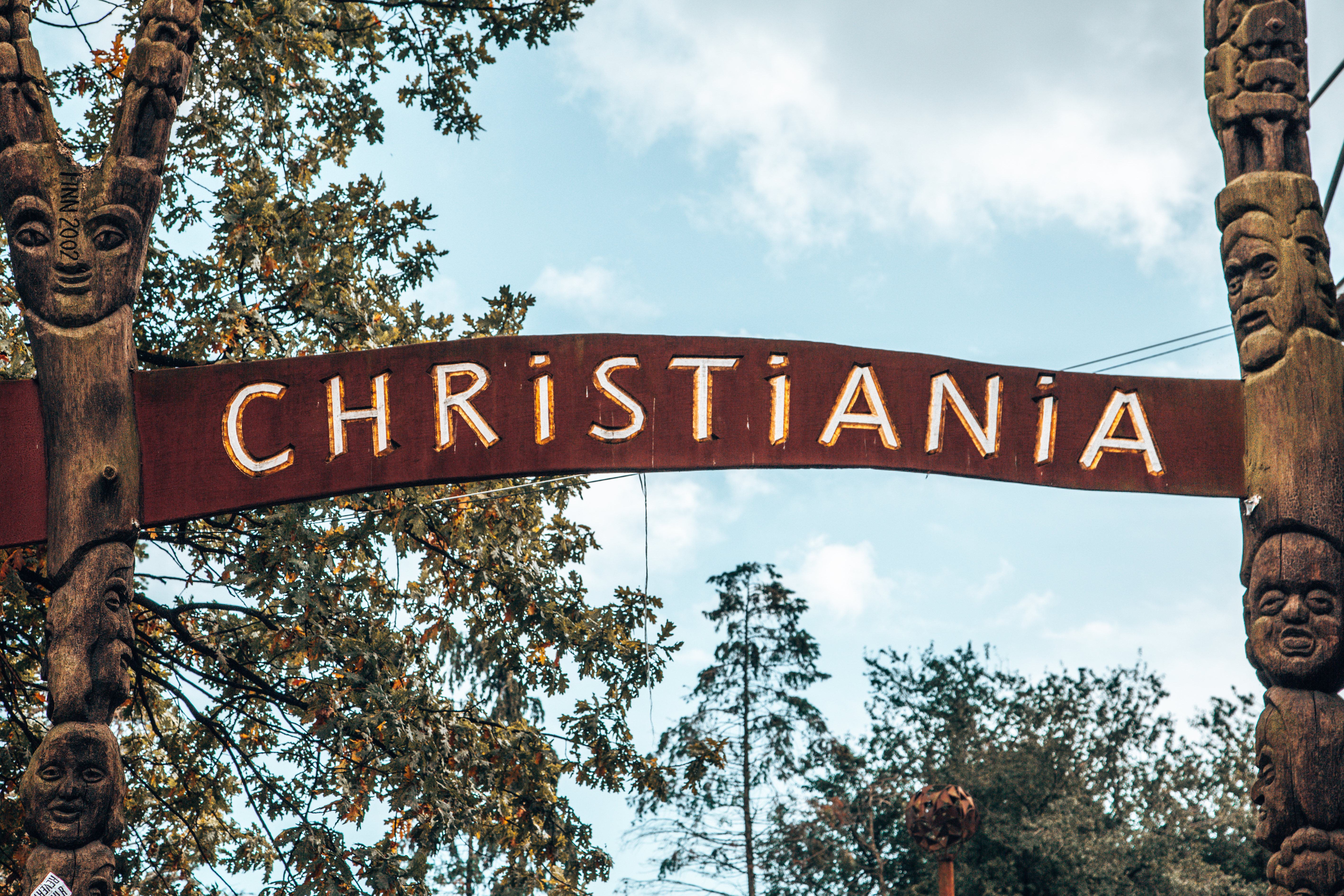 Indgangsporten til den friestad Christiania i København med karakteristiske udskårne træpæle