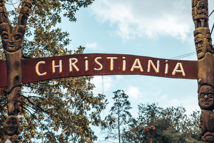 Indgangsporten til den friestad Christiania i København med karakteristiske udskårne træpæle