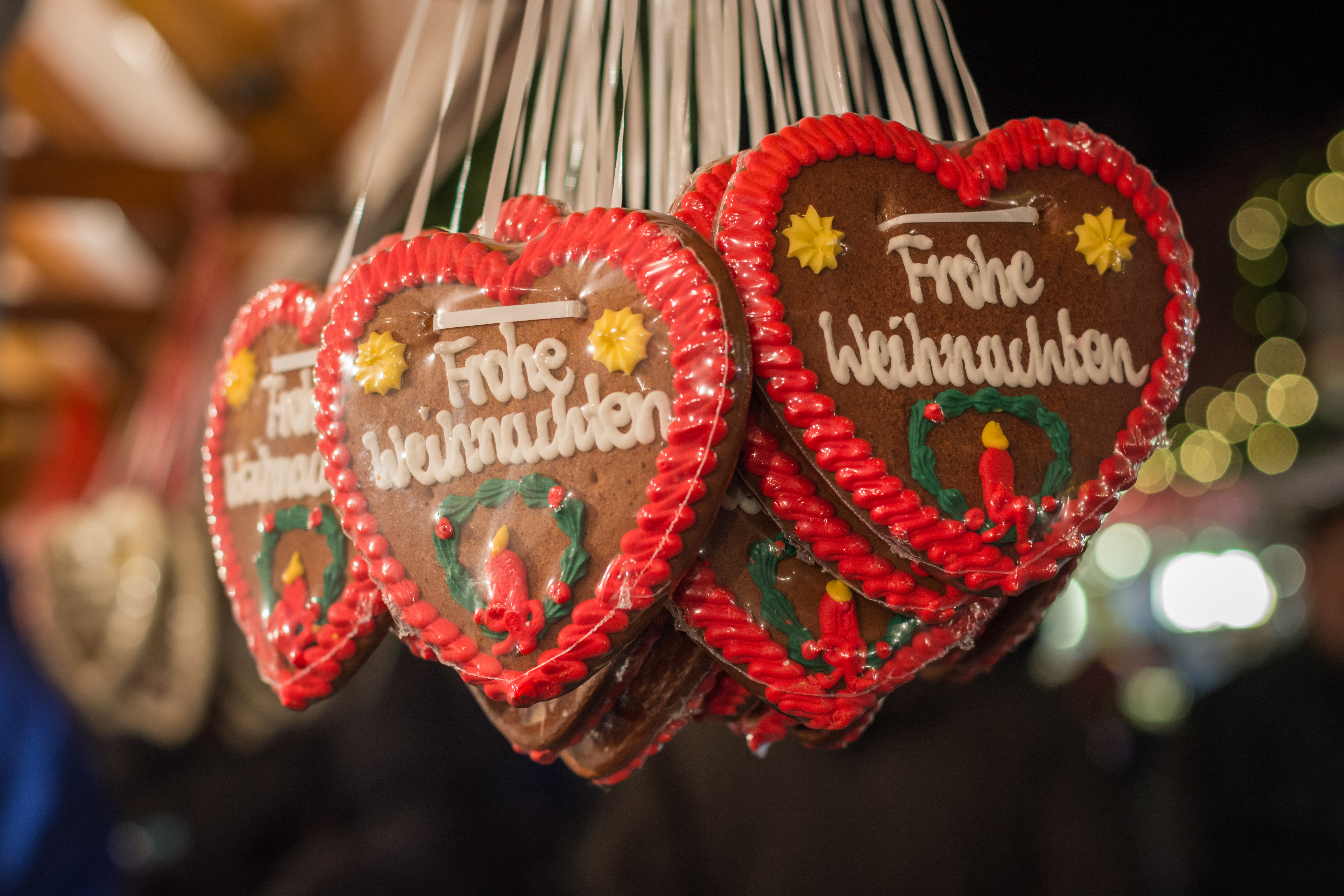 Dekorative tyske julehjerter med julebesked på stemningsfuldt julemarked