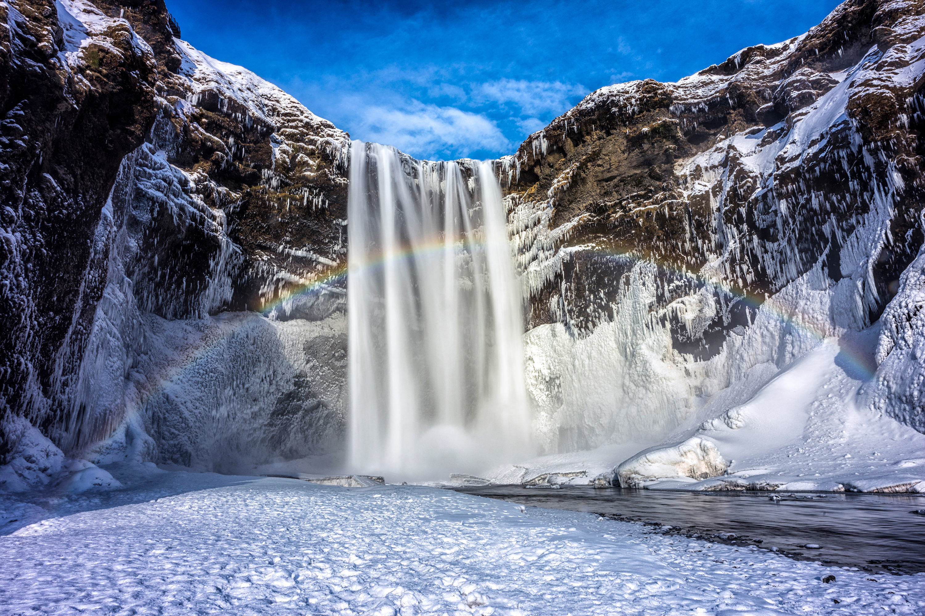 Draматiske Seljalandsfoss vandfald i frossen tilstand under Islands smukke vintersæson