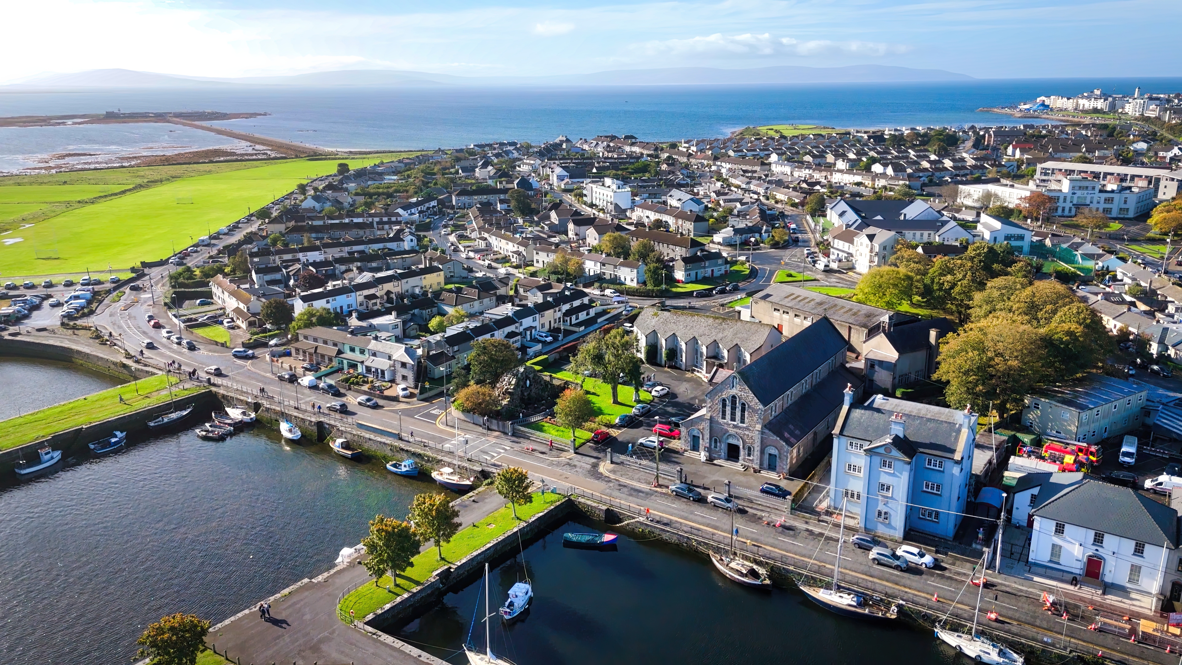 Panoramaudsigt fra luften over Galway og Claddagh i Irland med farverige huse langs havnen og den irske vestkyst