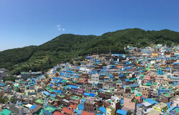 Den farvestrålende Gamcheon Kulturlandsby i Busan - kendt som "Sydkoreas Santorini" med sine maleriske bygninger og smalle gader