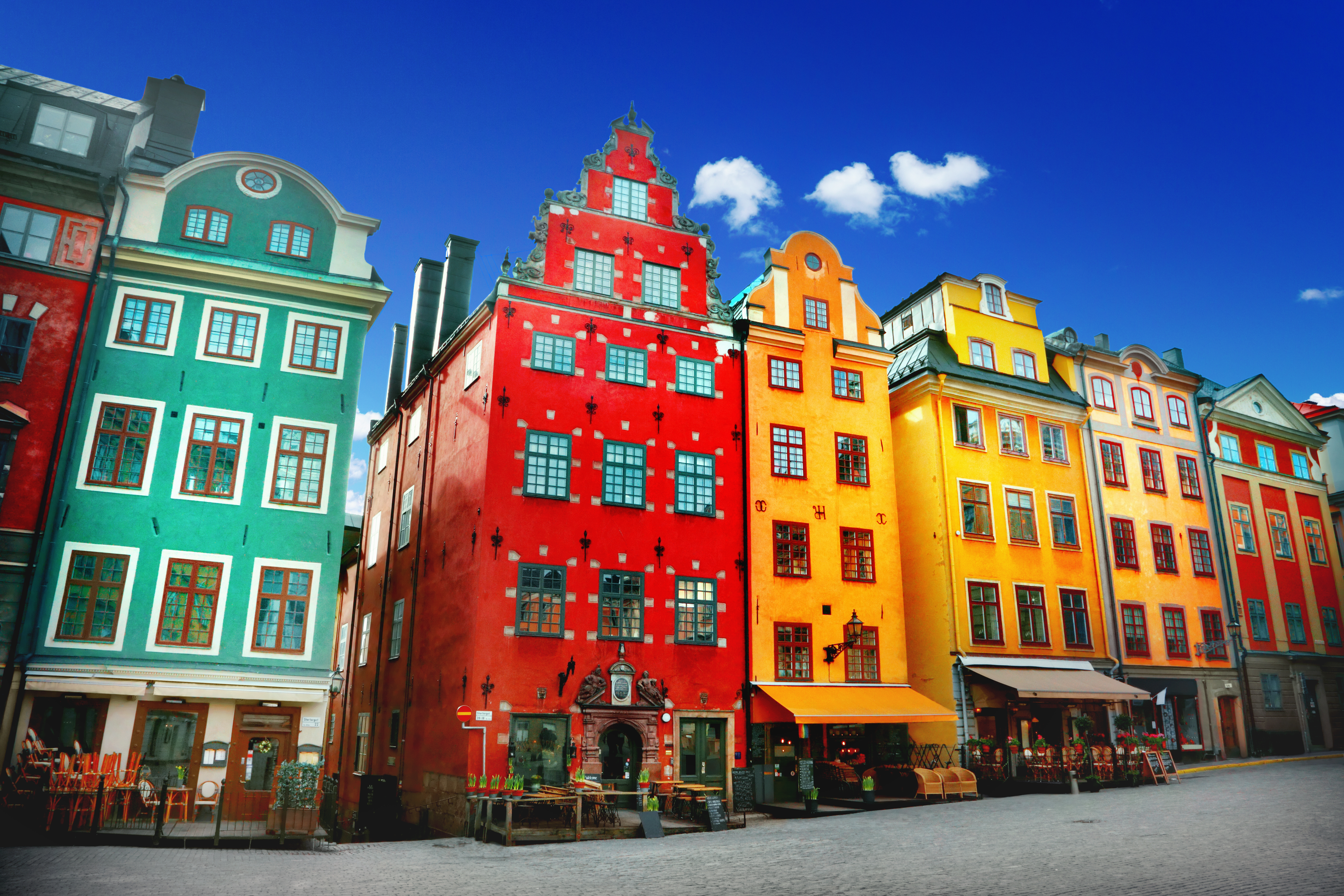 Maleriske facader i klare farver på de historiske bygninger ved Stortorget i Gamla Stan - Stockholms stemningsfulde gamle kvarter