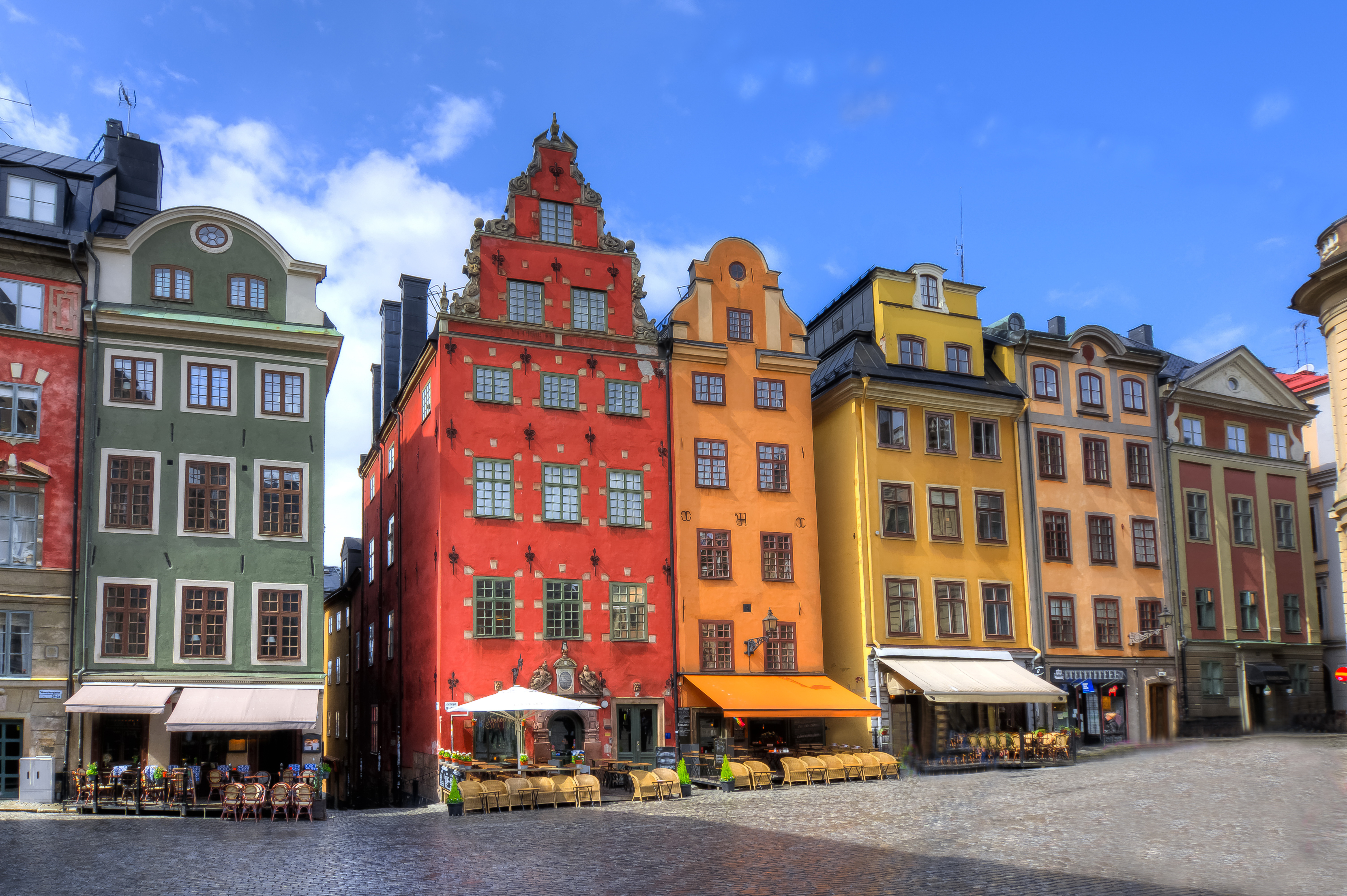 Ikoniske farvestrålende huse omkring Stortorget i Stockholm
