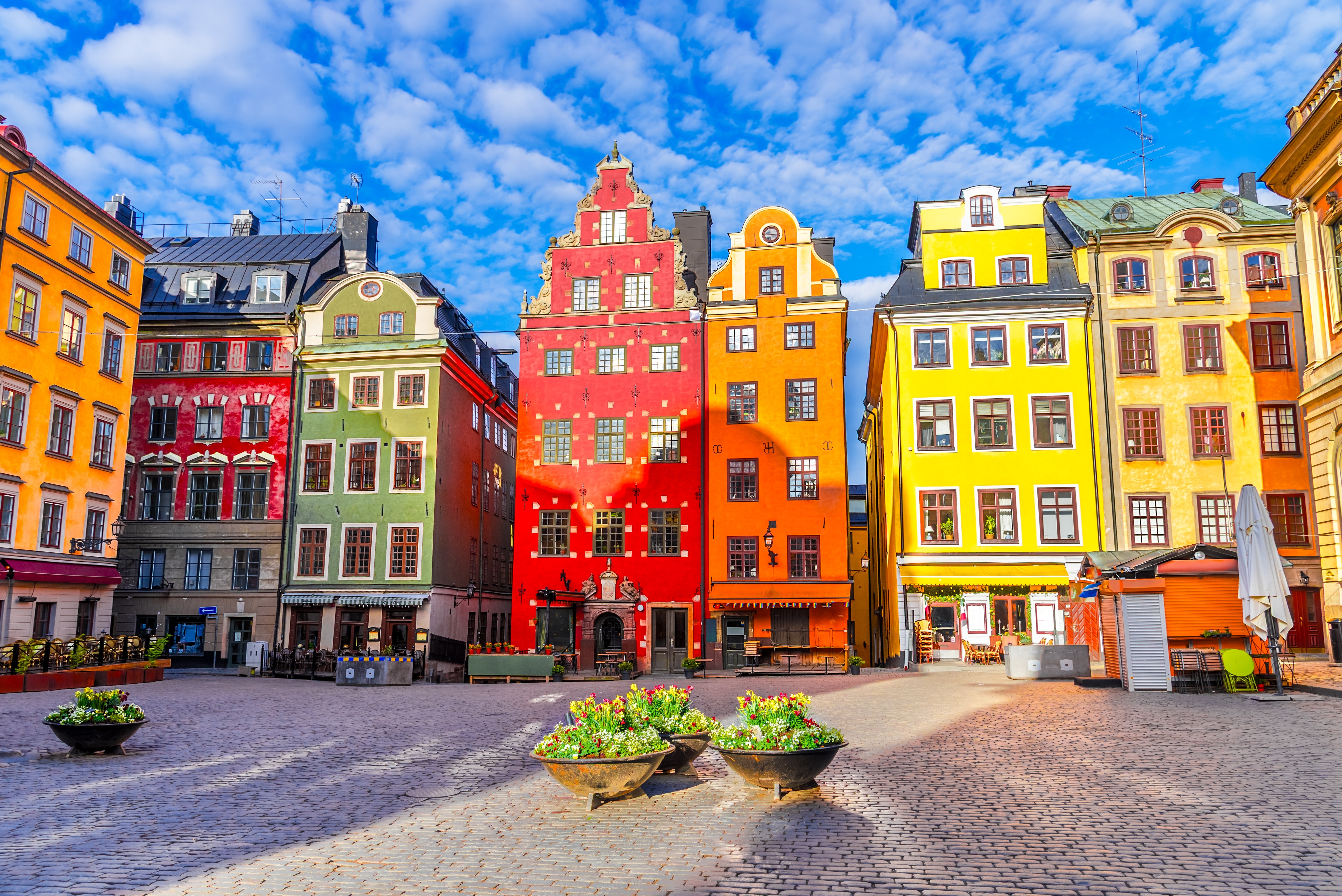 Historisk torv i Gamla Stan, Stockholms middelalderlige gamle bydel, med karakteristiske farverige bygninger og brolagte gader