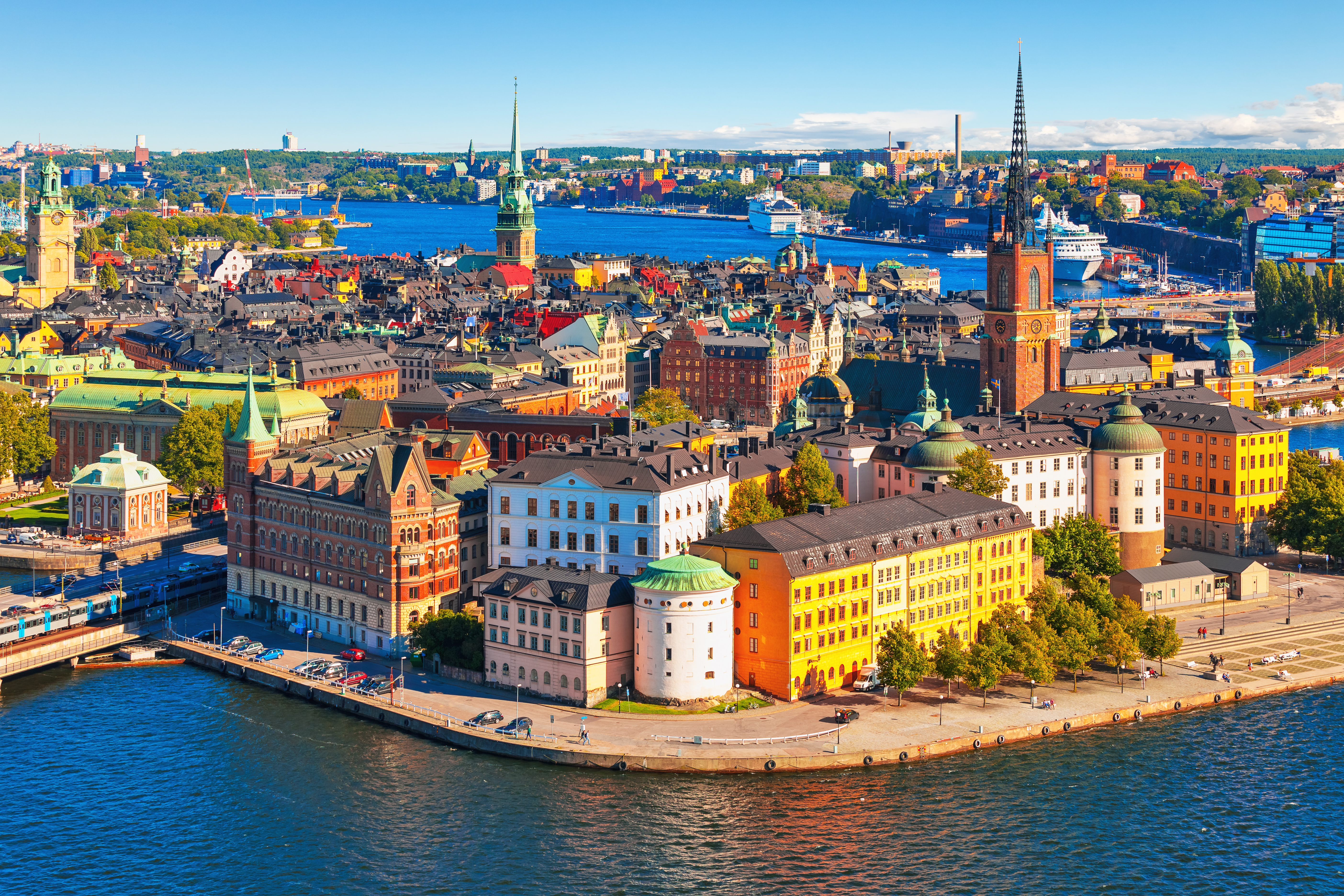 Fascinerende luftfoto af Gamla Stan i Stockholm med den historiske bydels ikoniske arkitektur, snørklede gader og orange tage omgivet af Østersøens blå vand