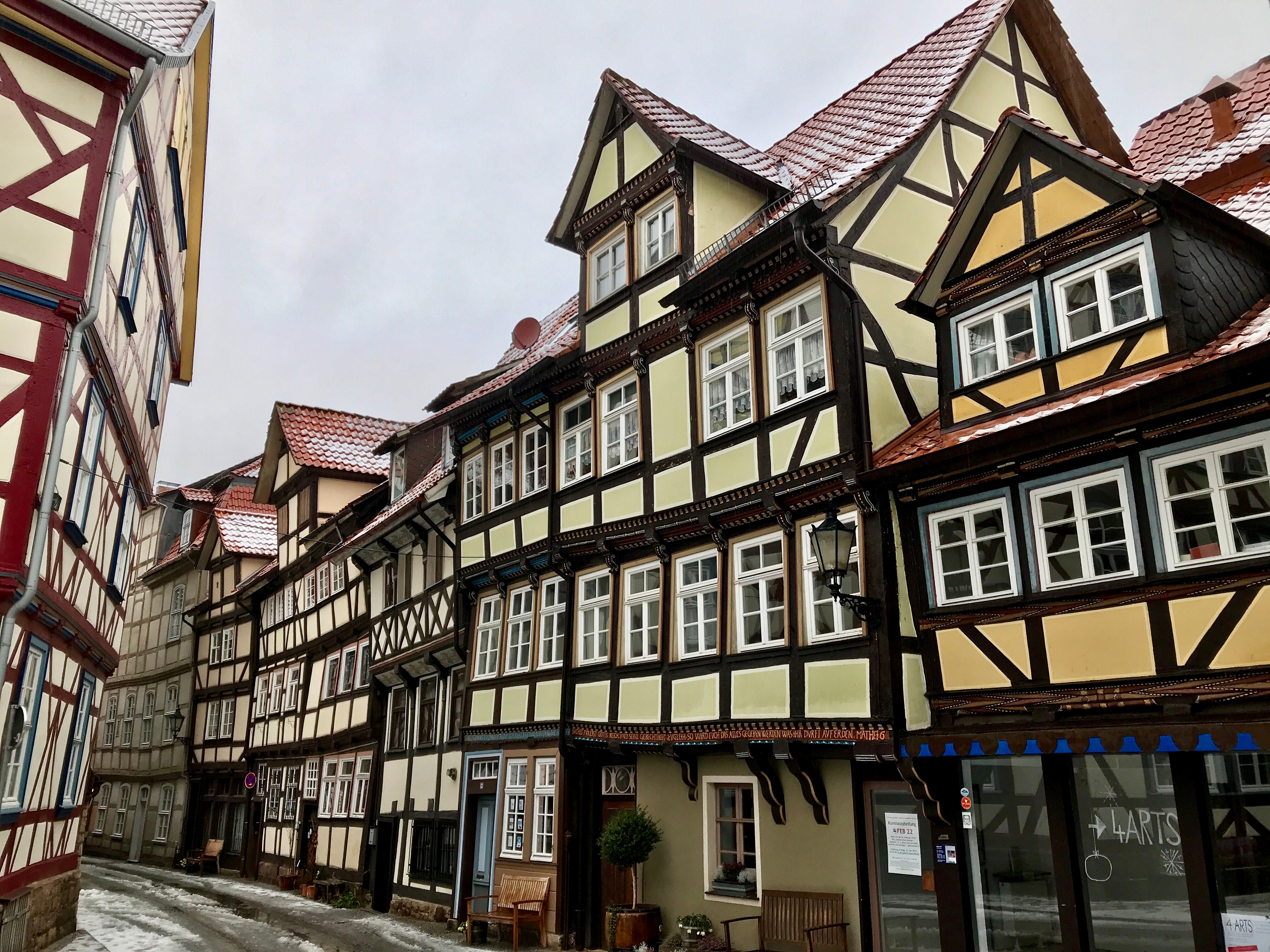 Charmerende middelalderlige bindingsværkshuse i den historiske bymidte i Hann. Münden, Niedersachsen, Tyskland