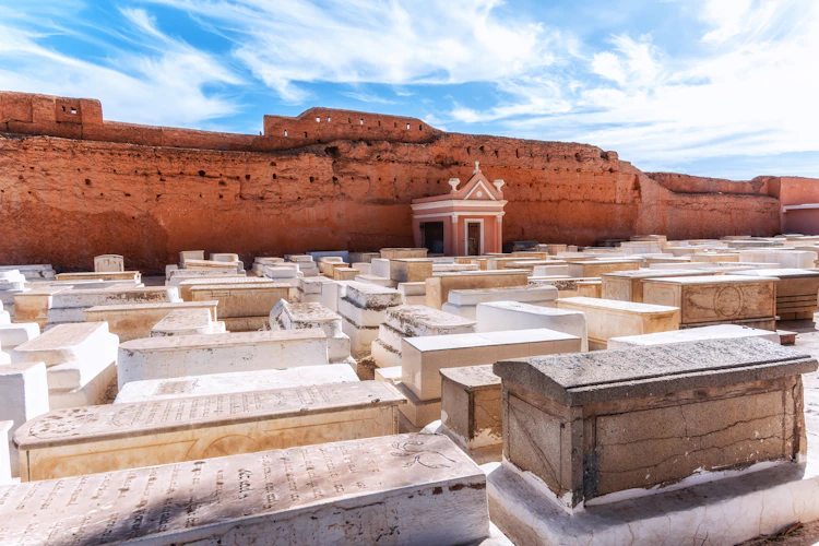 Autentisk jødisk gravsted i det historiske Mellah-kvarter i Marrakech, Marokko med hvide sandstenskister