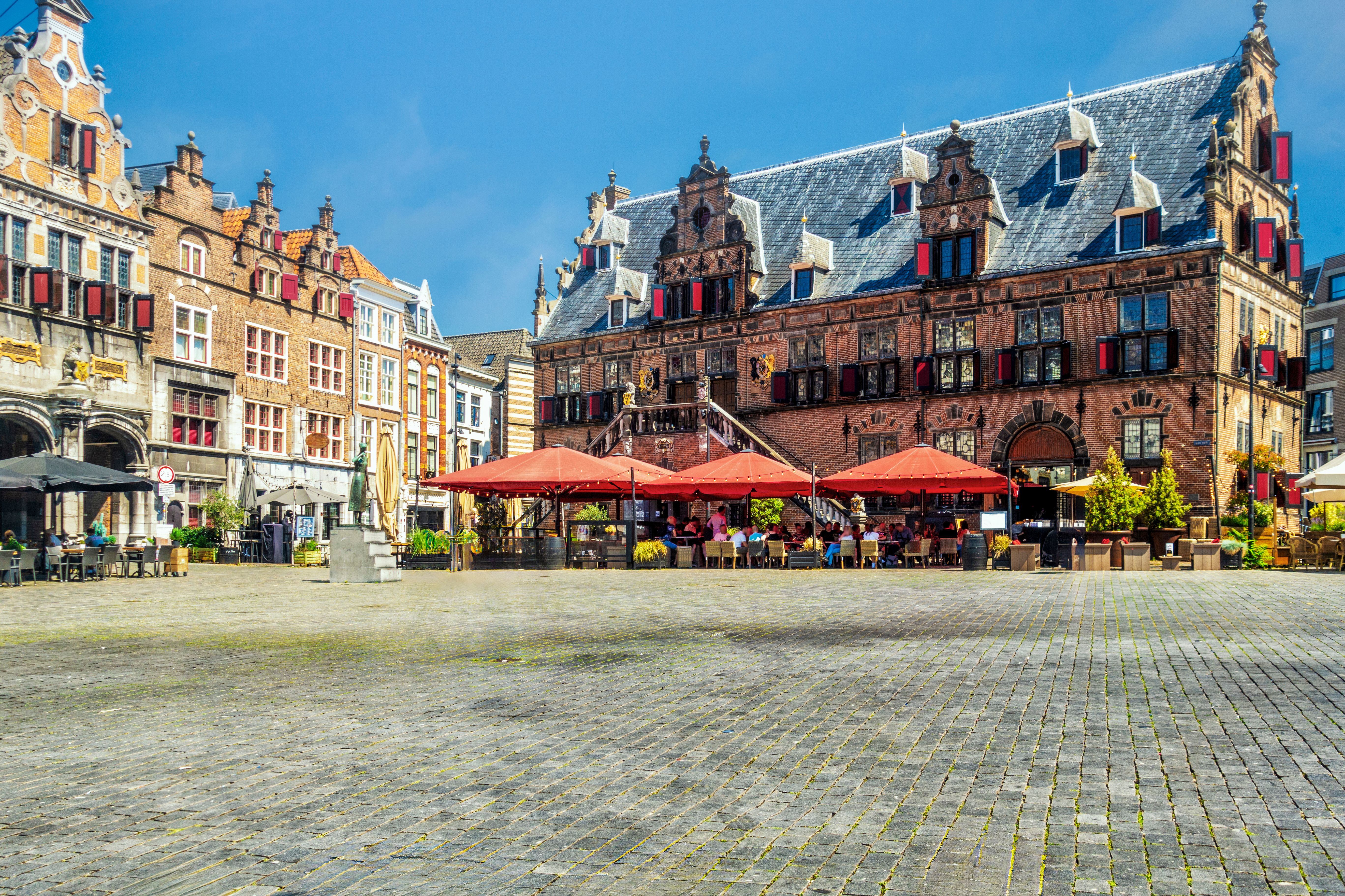 Gammel vejerbod i den charmerende bykerne i Nijmegen, Holland