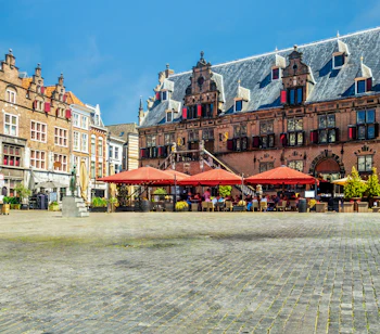 Gammel vejerbod i den charmerende bykerne i Nijmegen, Holland