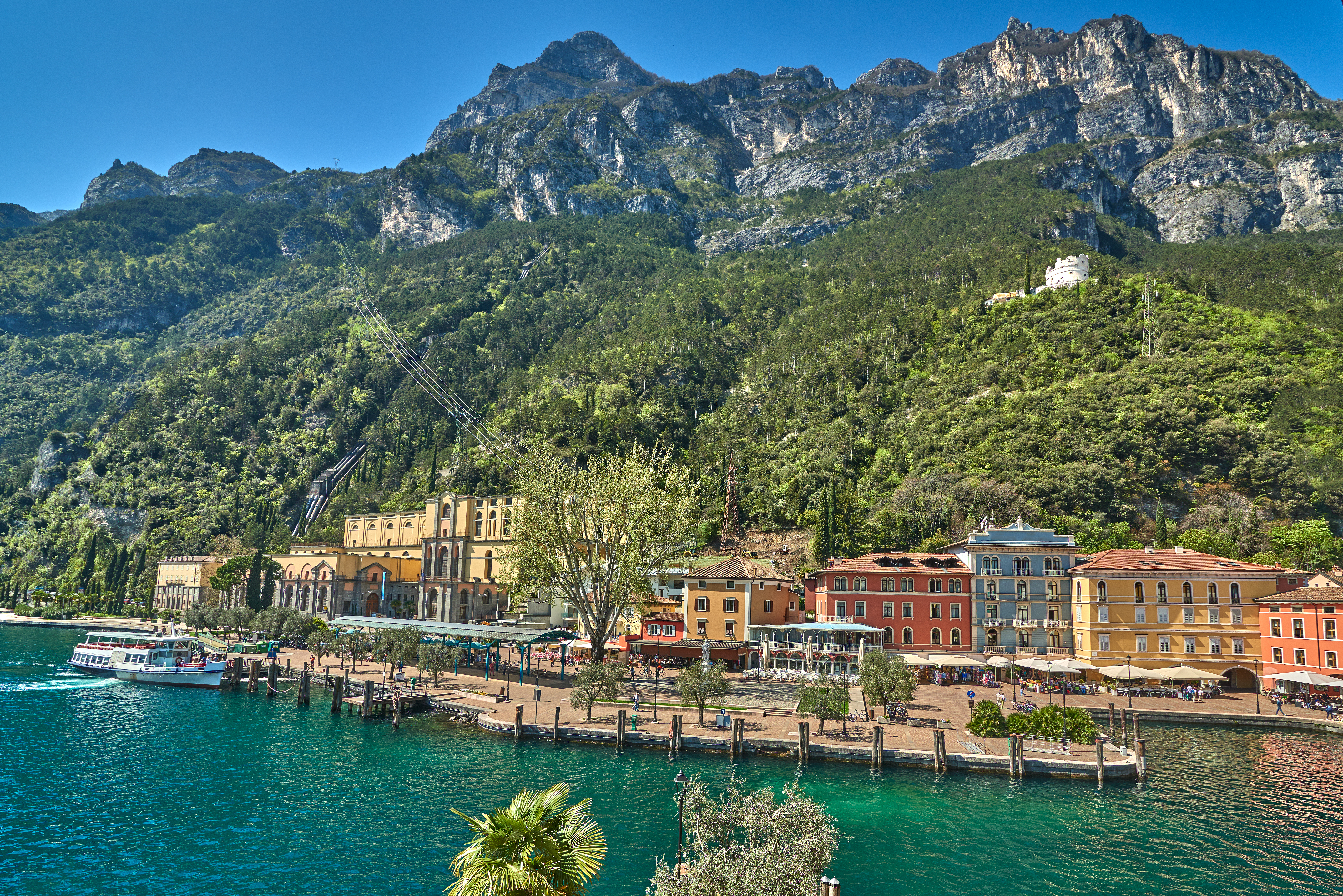 Idyllisk feriedestination Riva del Garda ved Gardasøen omgivet af grønne bjerge