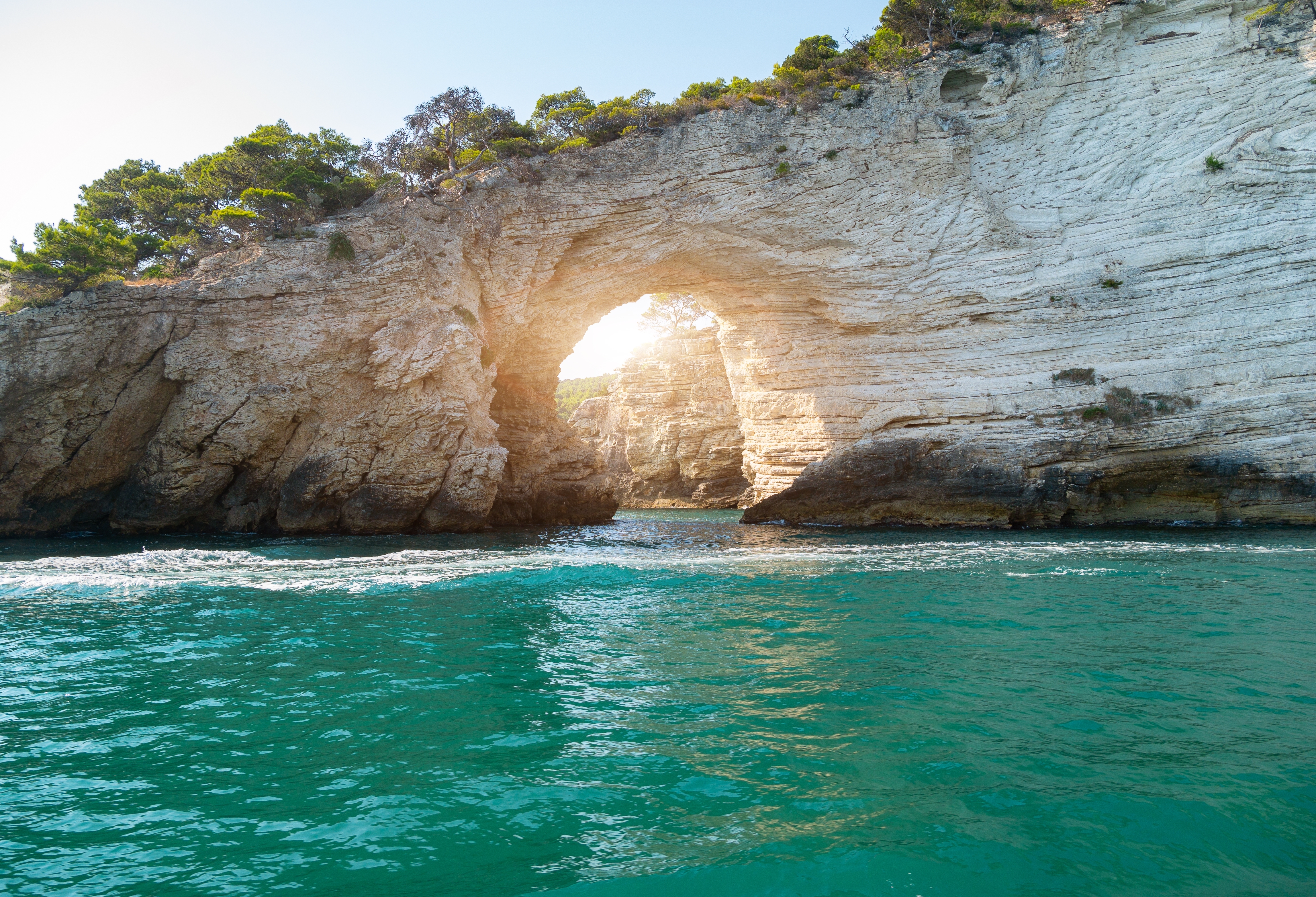 Dramatisk klippehule og naturlig stenport i Gargano, Puglia