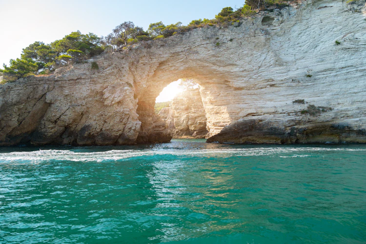 Dramatisk klippehule og naturlig stenport i Gargano, Puglia
