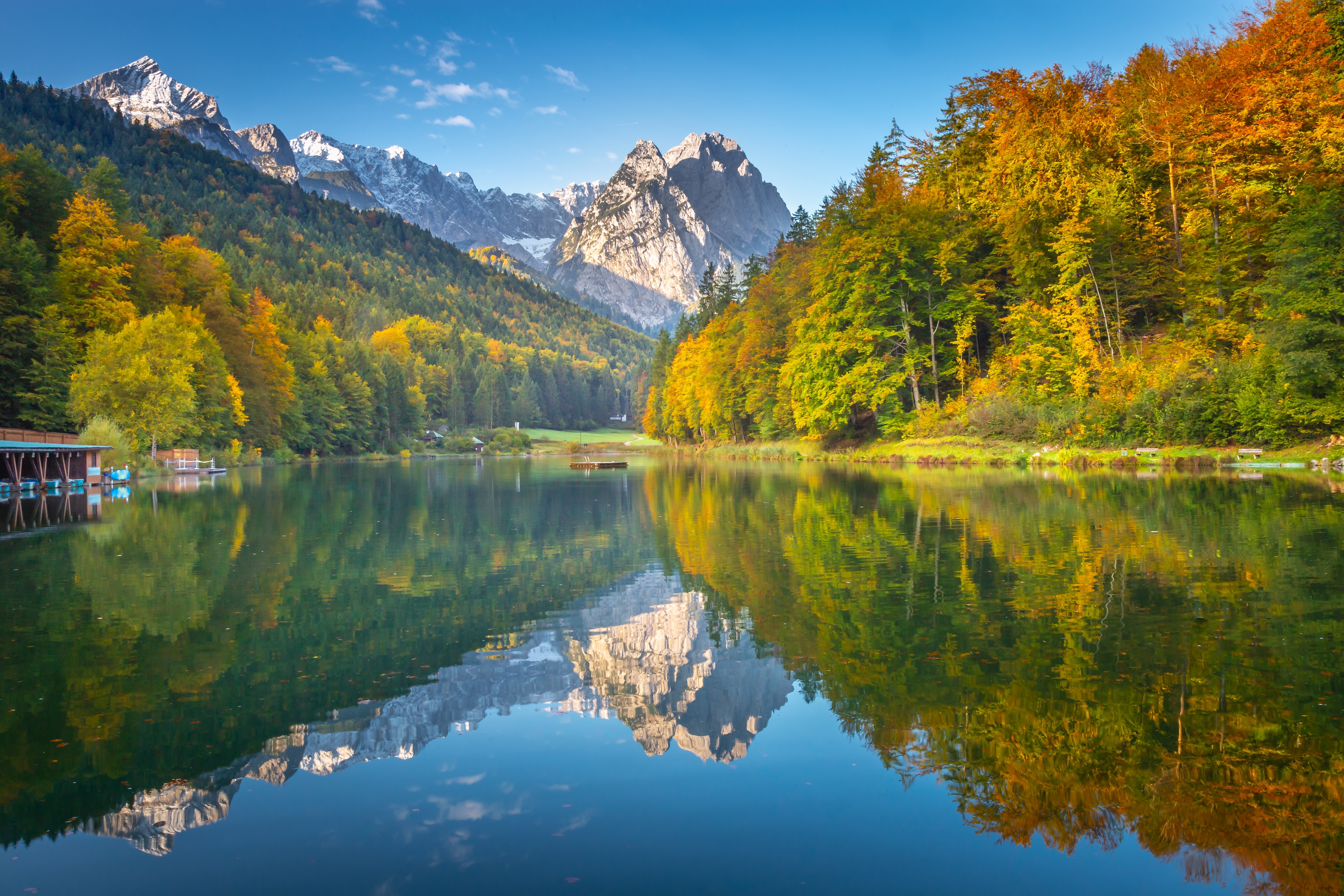 Rolig efterårsstemning ved Riessersee i Garmisch-Partenkirchen med spektakulær udsigt over Zugspitze og de Bayerske Alper